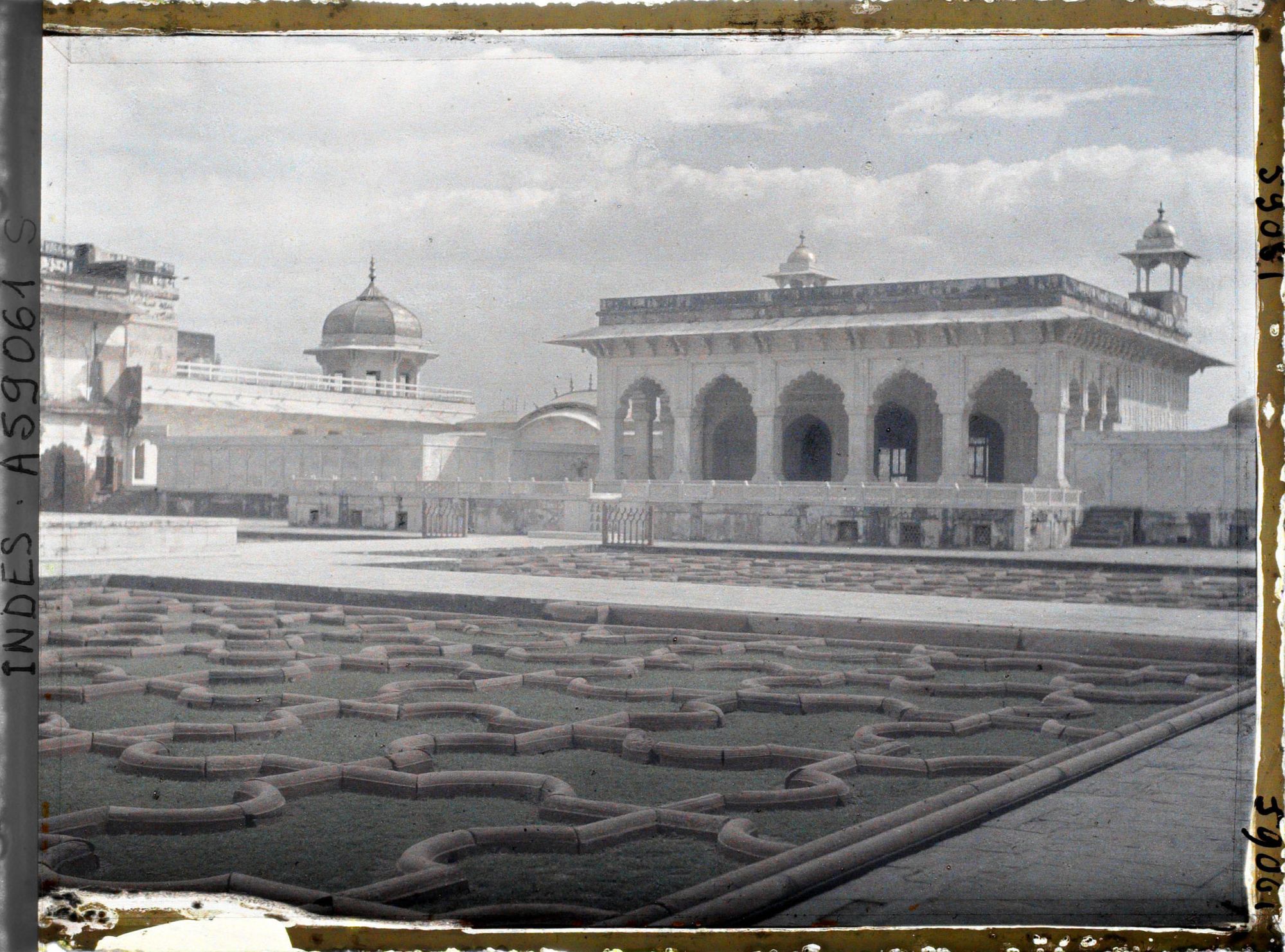 Image représentant Le jardin des Raisins (Anguri Bagh) et le palais privé (Khas Mahal) de Shah Jahan dans le fort Rouge (Lal Qila)