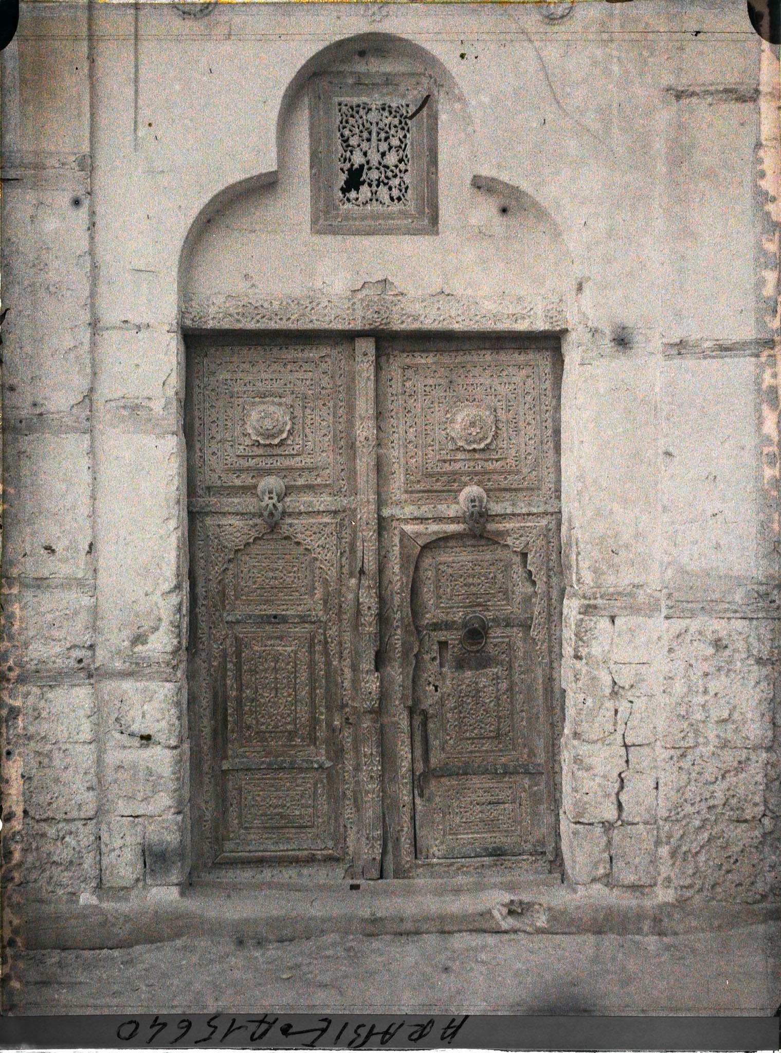 Image représentant Porte de bois ouvragé