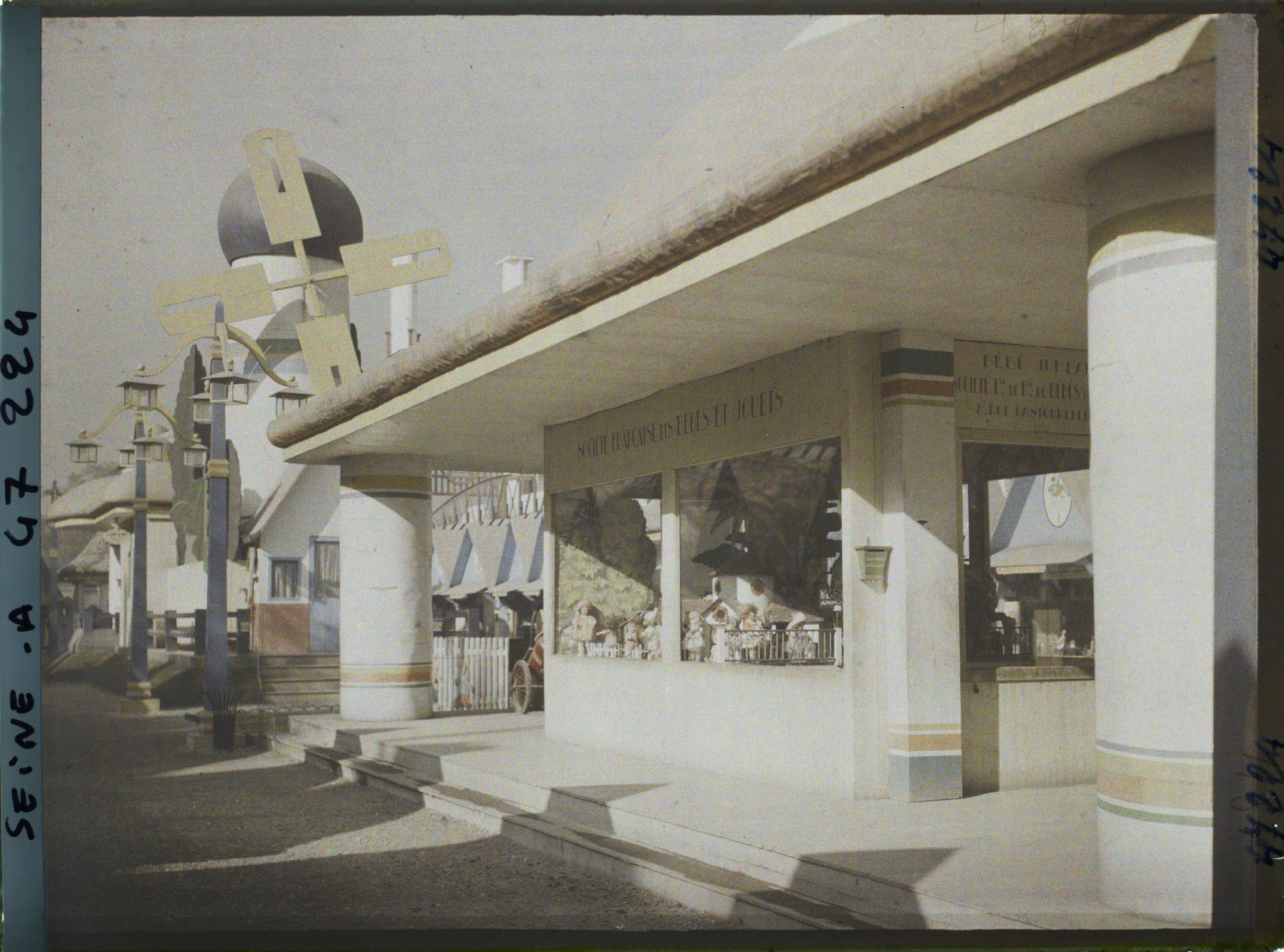 Image représentant L'Exposition des arts décoratifs, Le Village du jouet, quai d'Orsay