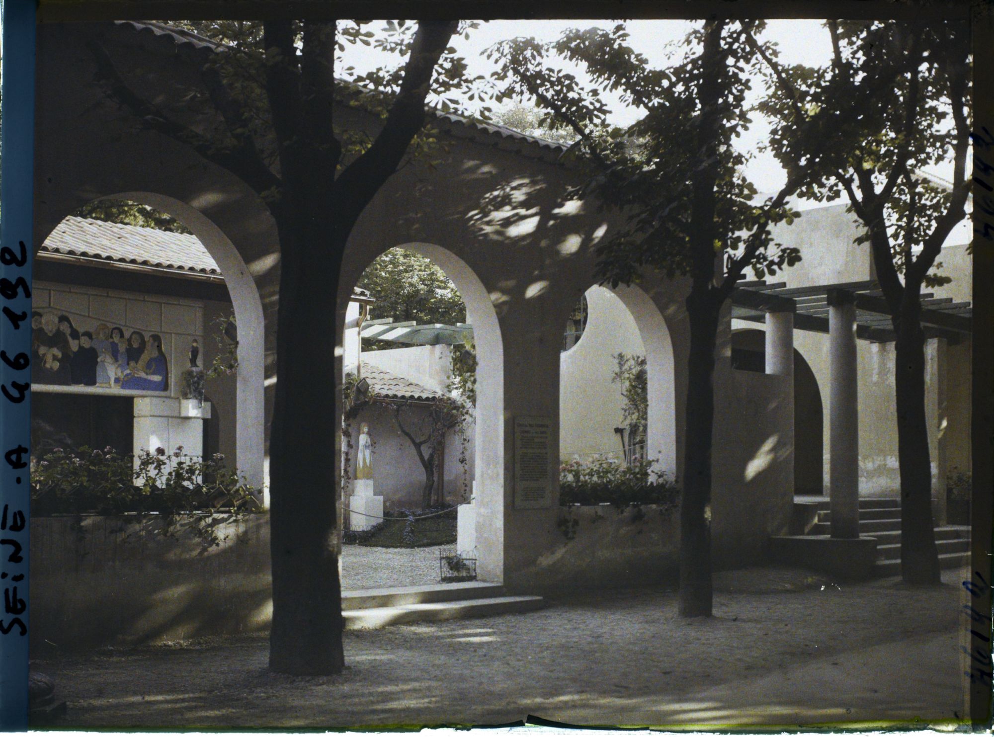 Image représentant L'Exposition des arts décoratifs, Pavillon de la Provence, sur le cours la Reine