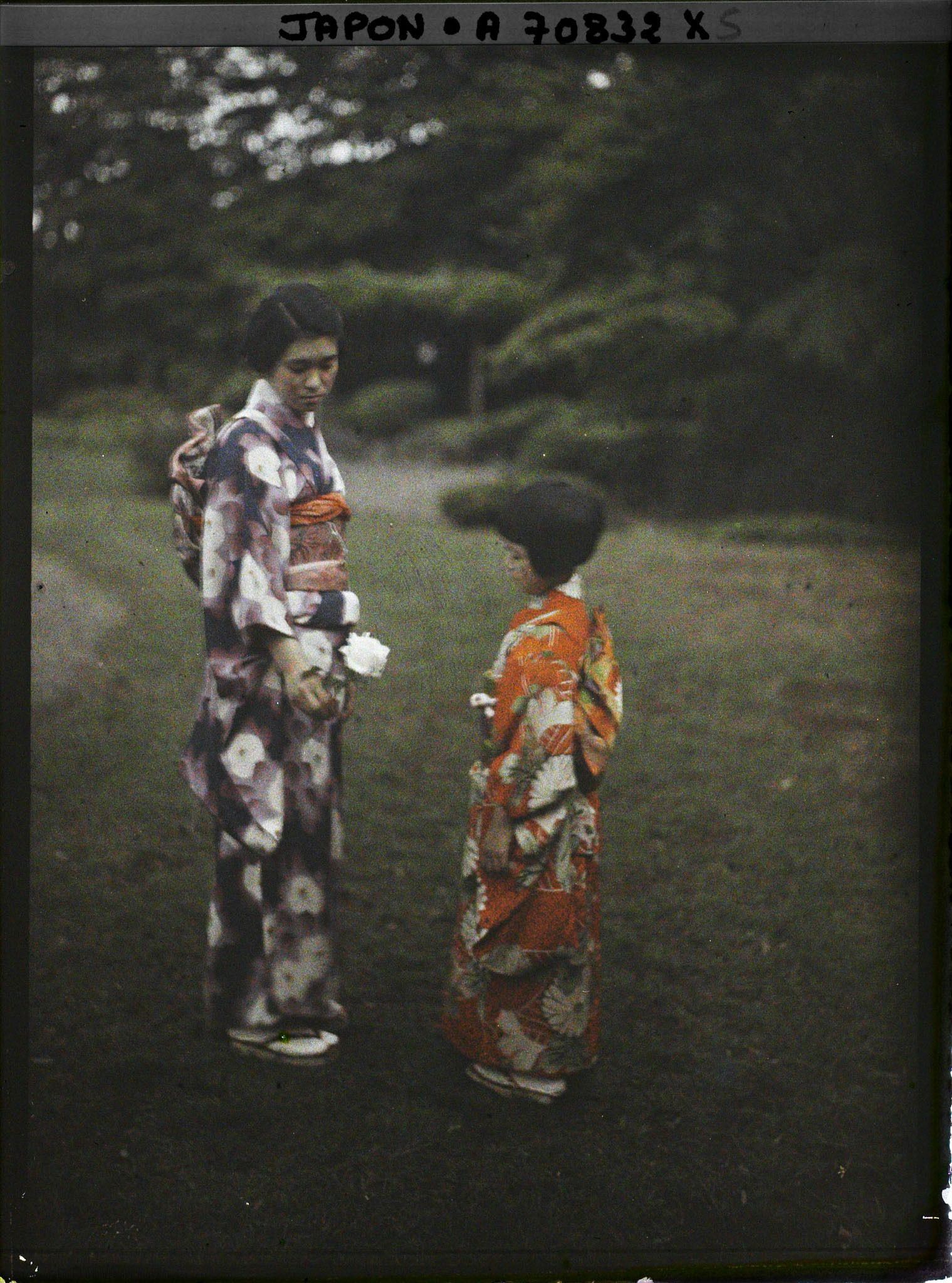 Image représentant Résidence de la famille Kitashirakawa (?) ou Asaka (?) : Les jeunes princesses Kikuko Asaka (à gauche) et Kiyoko Asaka (à droite)