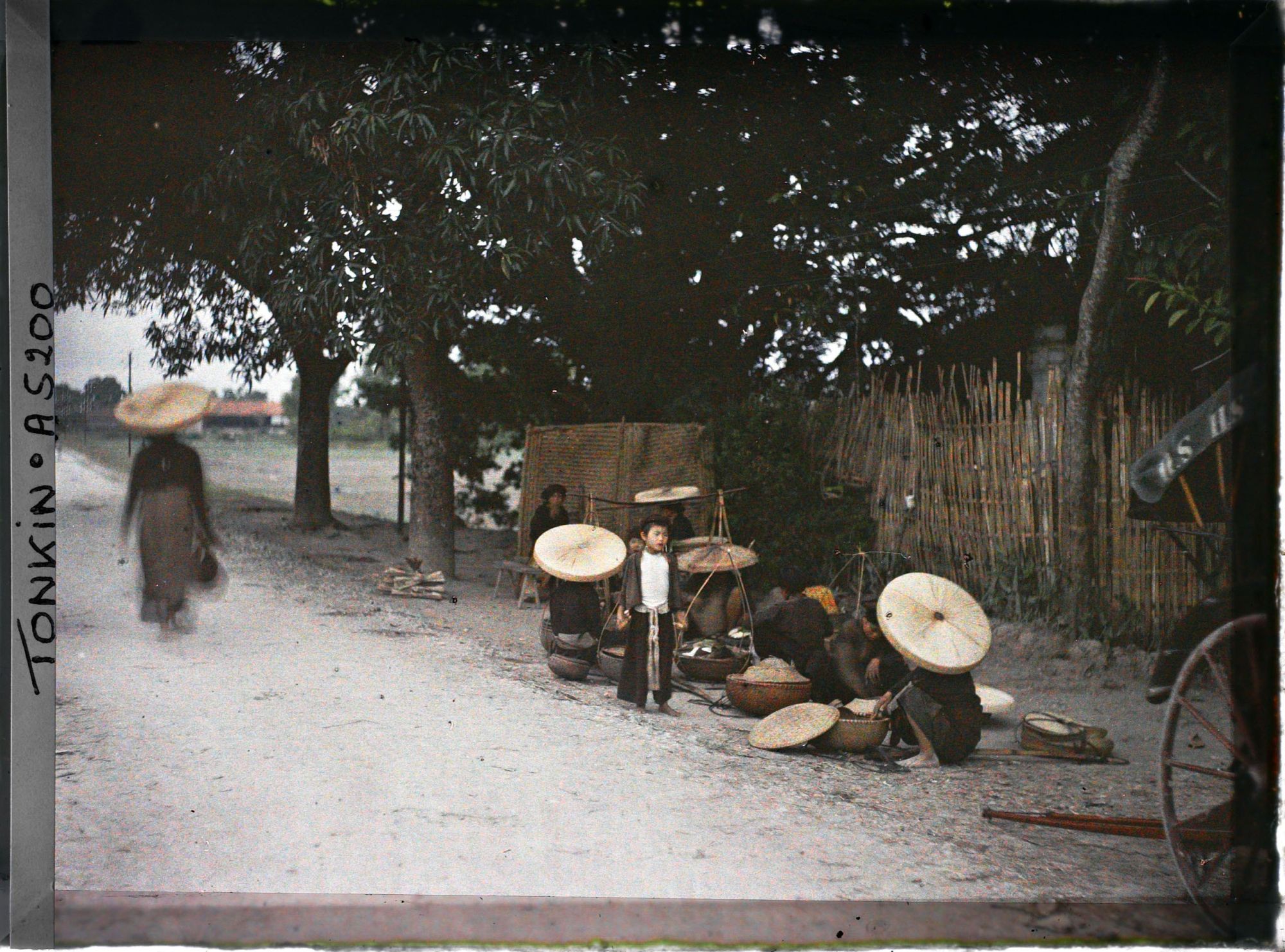 Image représentant Des marchandes ambulantes vendant du riz devant un restaurant en plein air