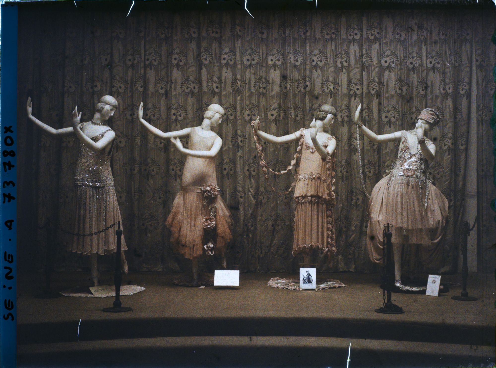 Image représentant L'Exposition des arts décoratifs, Costumes de scène, classe 24, théâtre, dans le Grand Palais