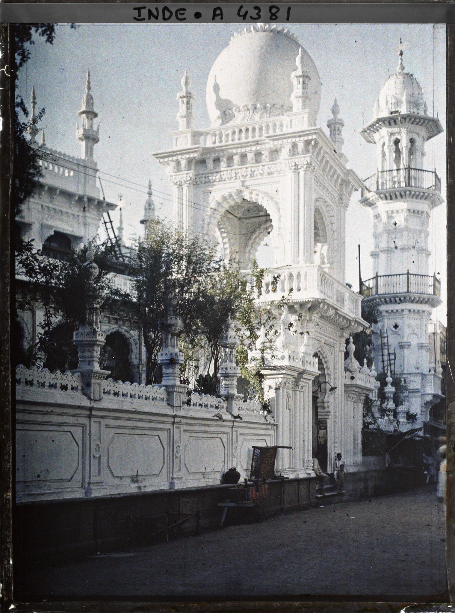 Image représentant Portique d'une mosquée avec minaret