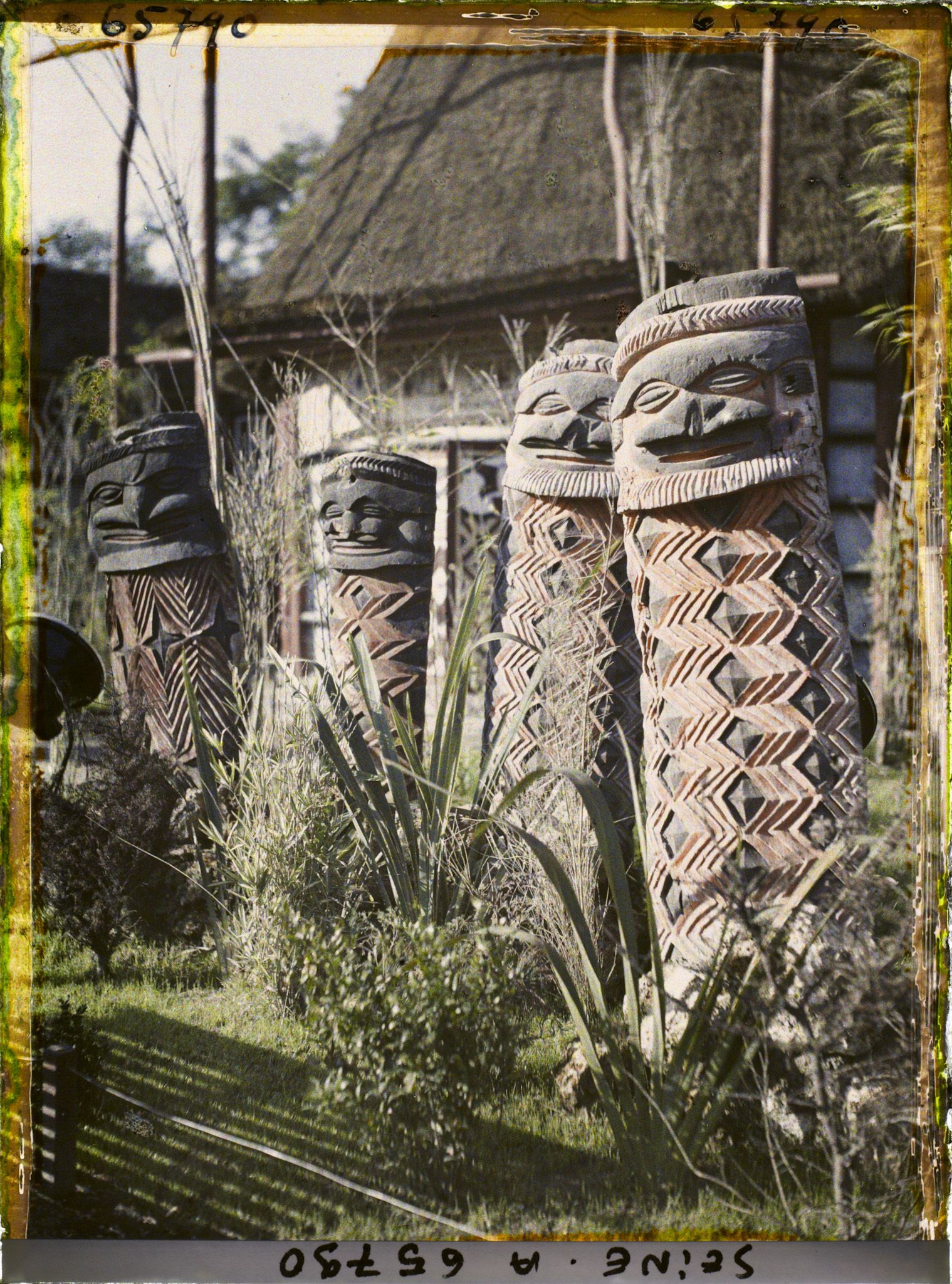 Image représentant L'Exposition Coloniale Internationale de 1931, la section de la Nouvelle-Calédonie, sculptures kanakes