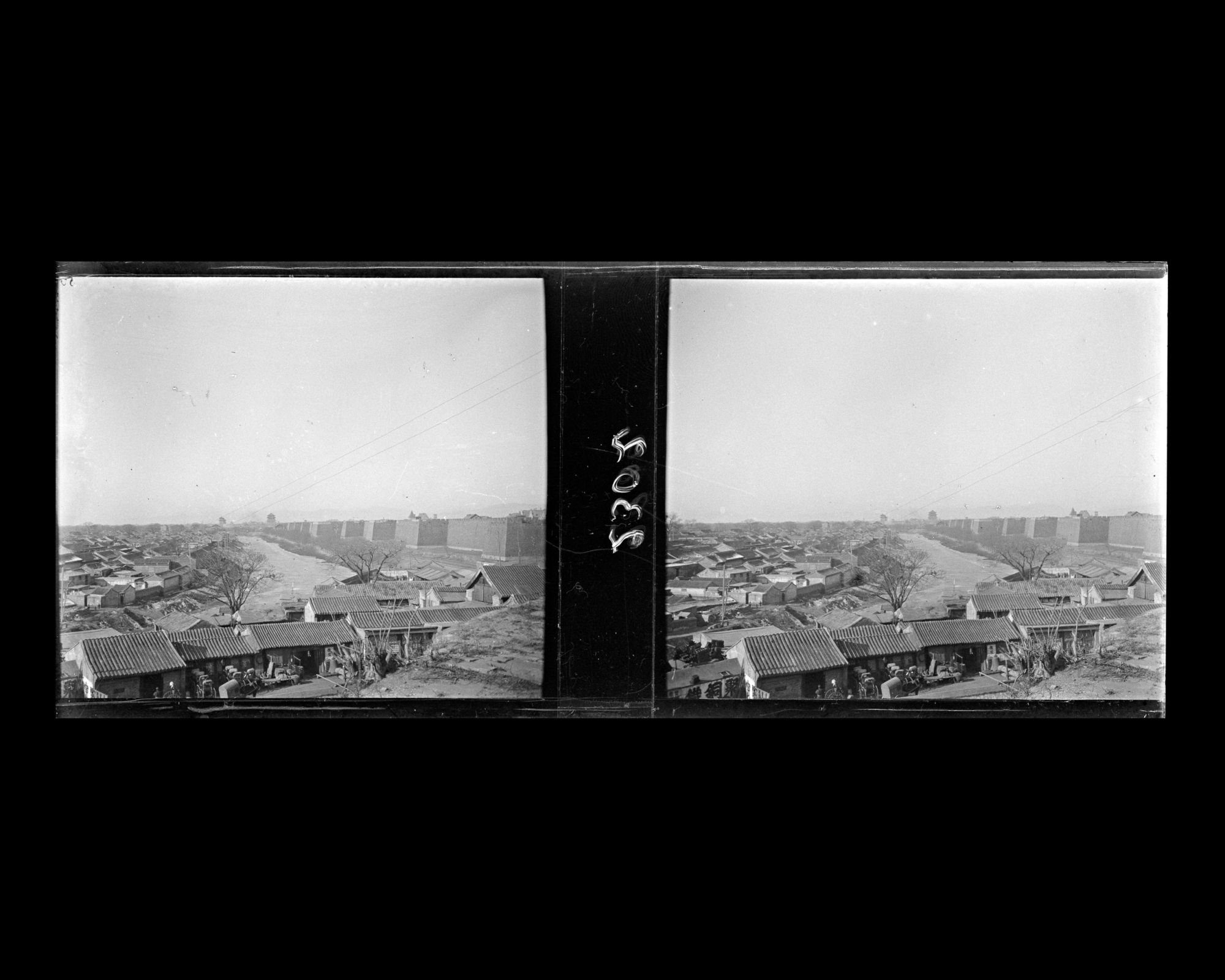 Image représentant Vue du sud-est de la ville, entre Zhengyangmen ("porte Face au Midi"), ou Qianmen ("porte Antérieure"), et Chongwenmen ("porte de la Vénération des Lettres"), ou Hadamen