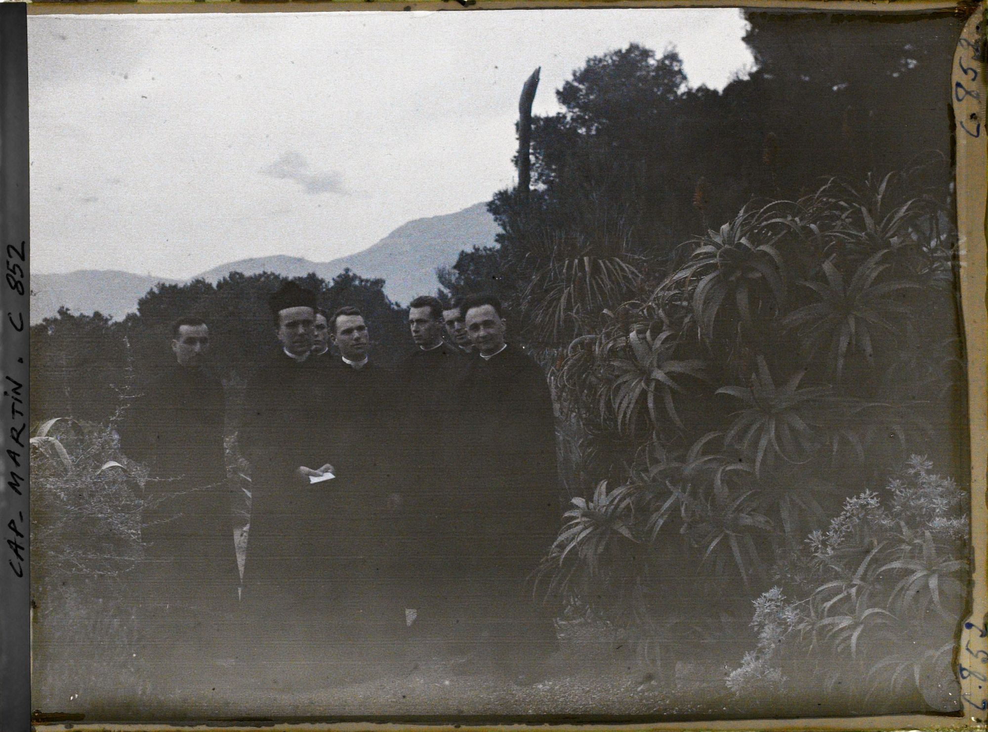 Image représentant Des ecclésiastiques invités par Albert Kahn, dans le jardin de la propriété