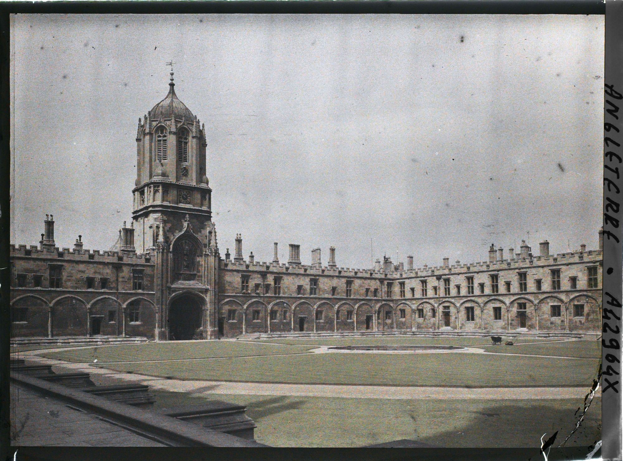 Image représentant La tour et la cour intérieur de Christ Church