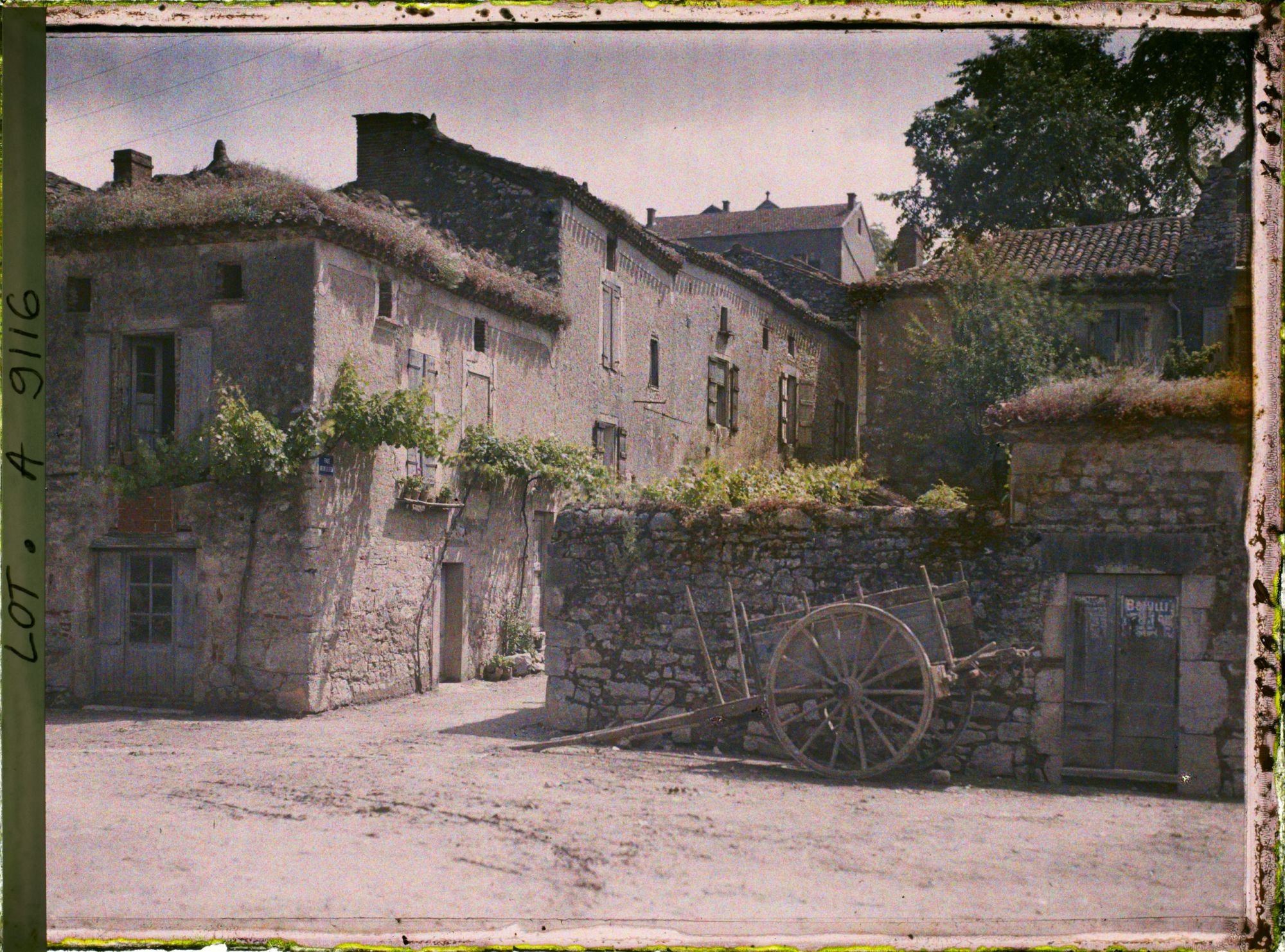 Image représentant France, Luzech, Les murs et toits prairies