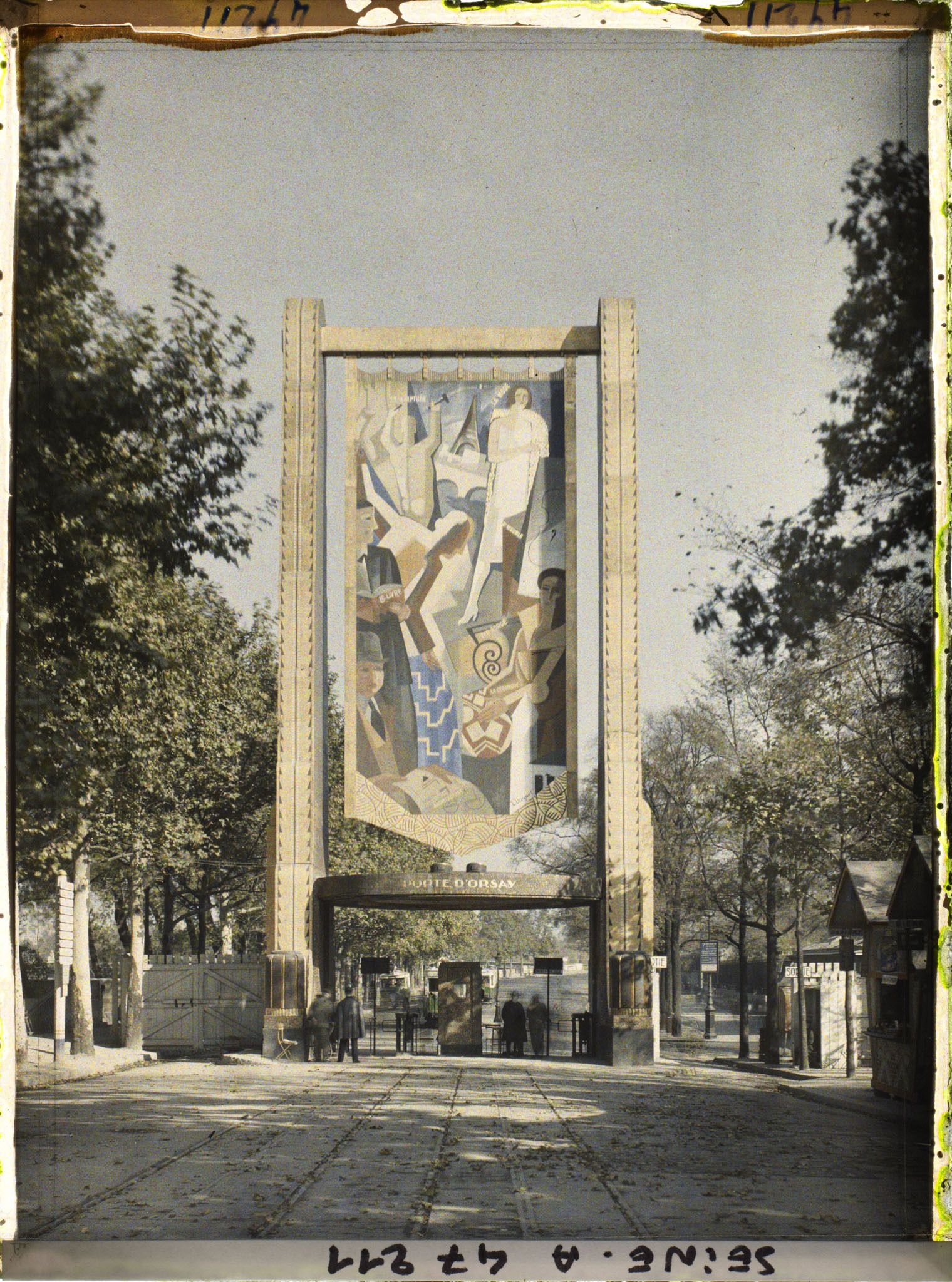 Image représentant L'Exposition des arts décoratifs, Porte des Affaires étrangères, sur le quai d'Orsay