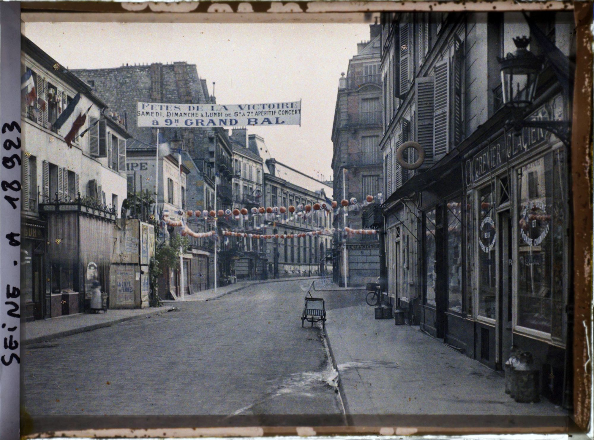 Image représentant Banderole pour les fêtes de la Victoire rue de la Pompe à l'angle de la rue de la Tour