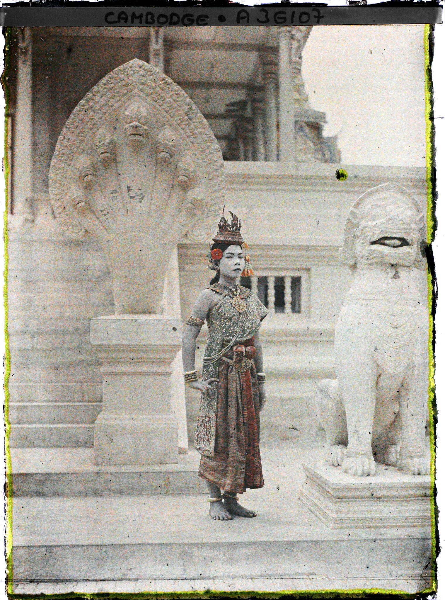 Image représentant Danseuse du ballet royal en costume de " Mchas Khsatrei " (princesse de rang moyen)