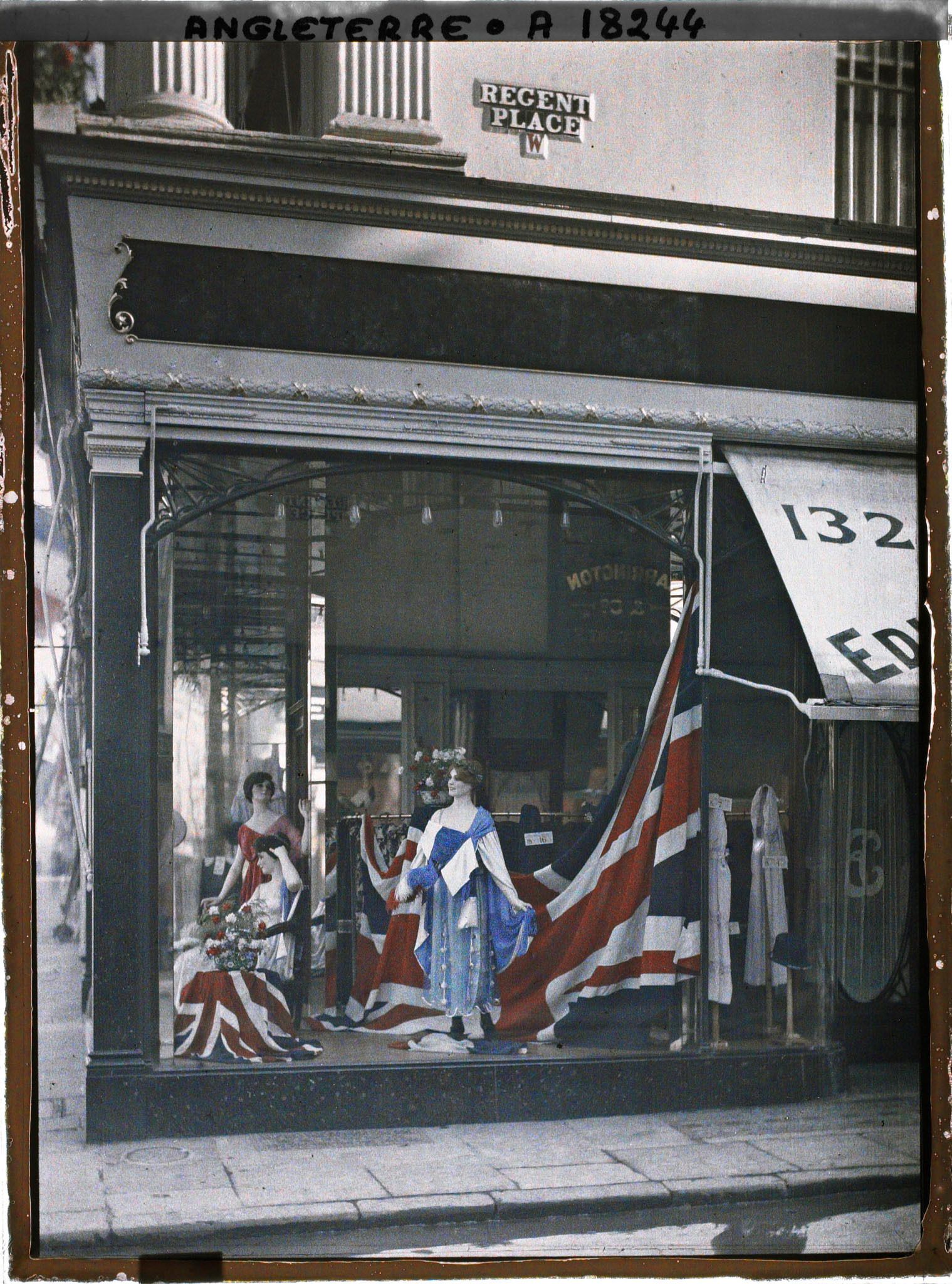 Image représentant Une vitrine à l'angle de Regent street et Regent place pour les fêtes de la Victoire