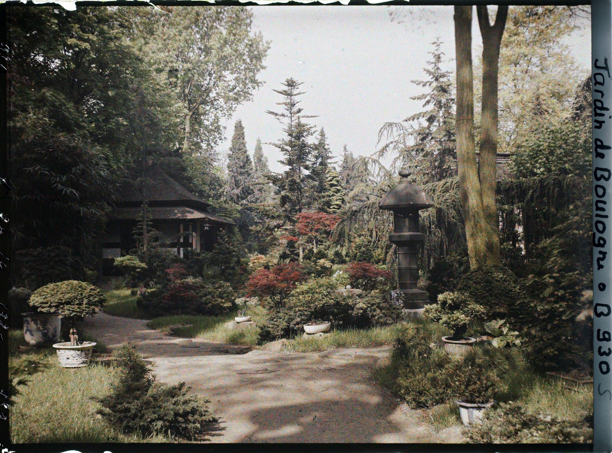 Image représentant Le " village japonais " vu depuis son entrée, côté jardin anglais