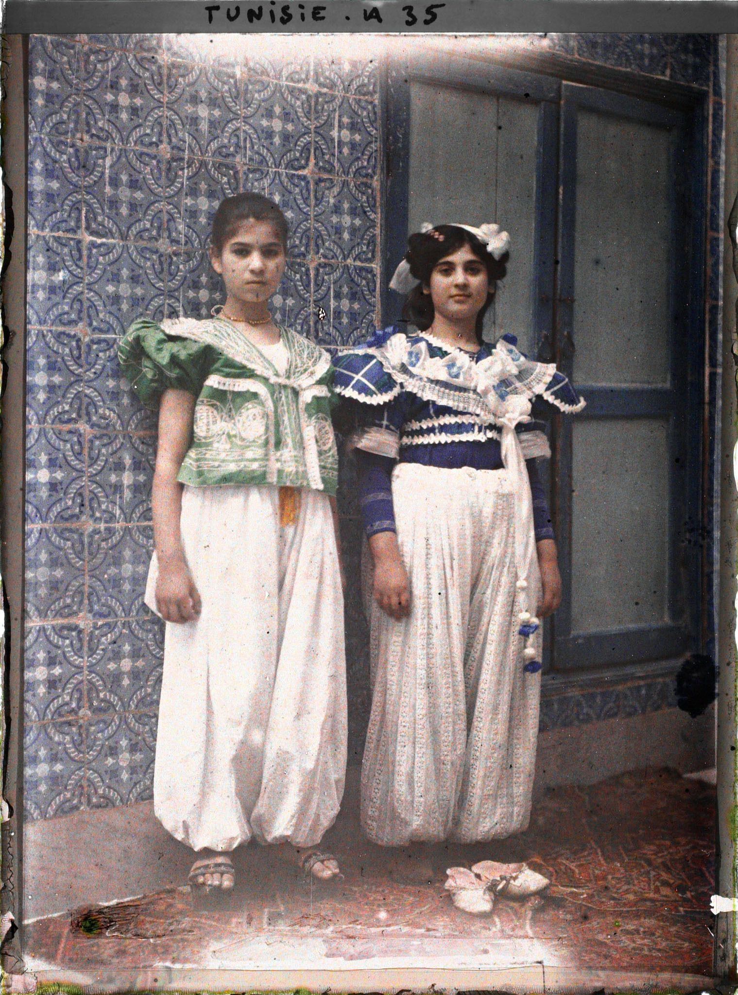 Image représentant Jeunes filles juives tunisoises en costume citadin