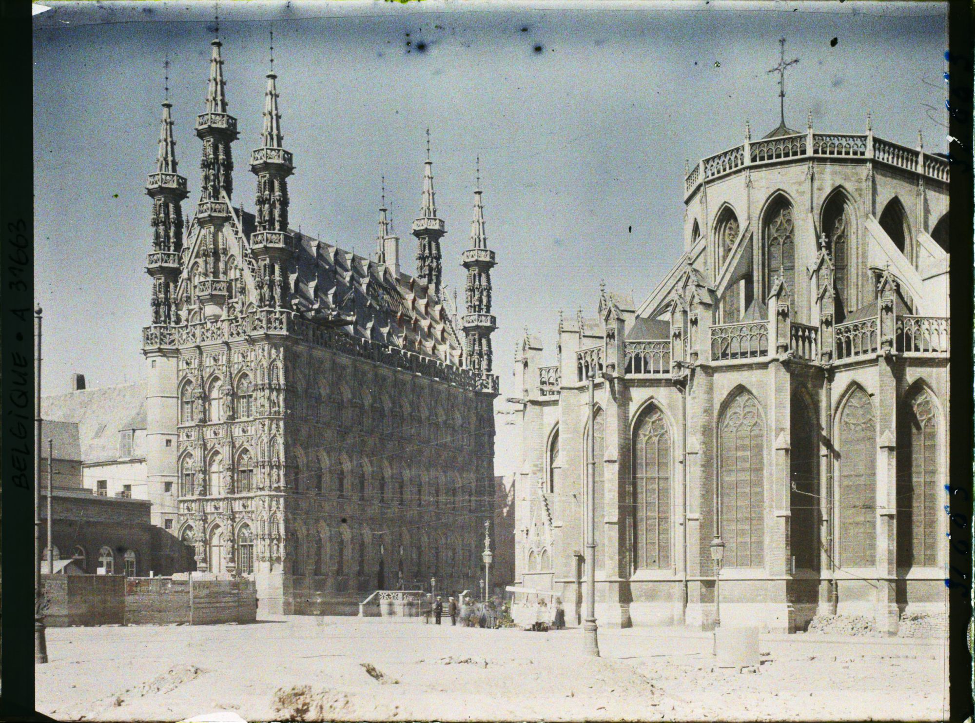 Image représentant Belgique, Louvain, Hôtel de Ville réparé et abside de St Pierre