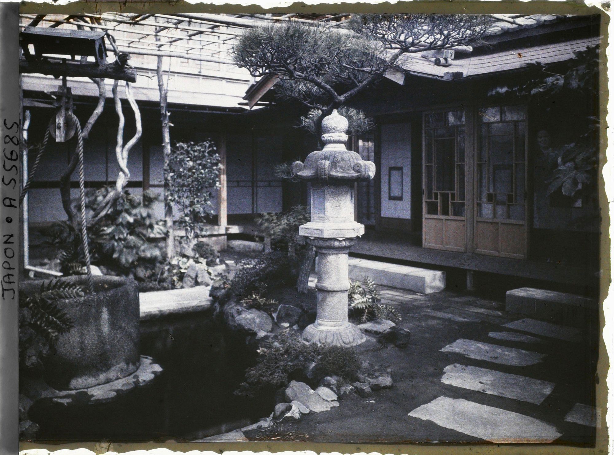 Image représentant Puits dans le jardin intérieur d'un Ryokan (hôtel-restaurant traditionnel)