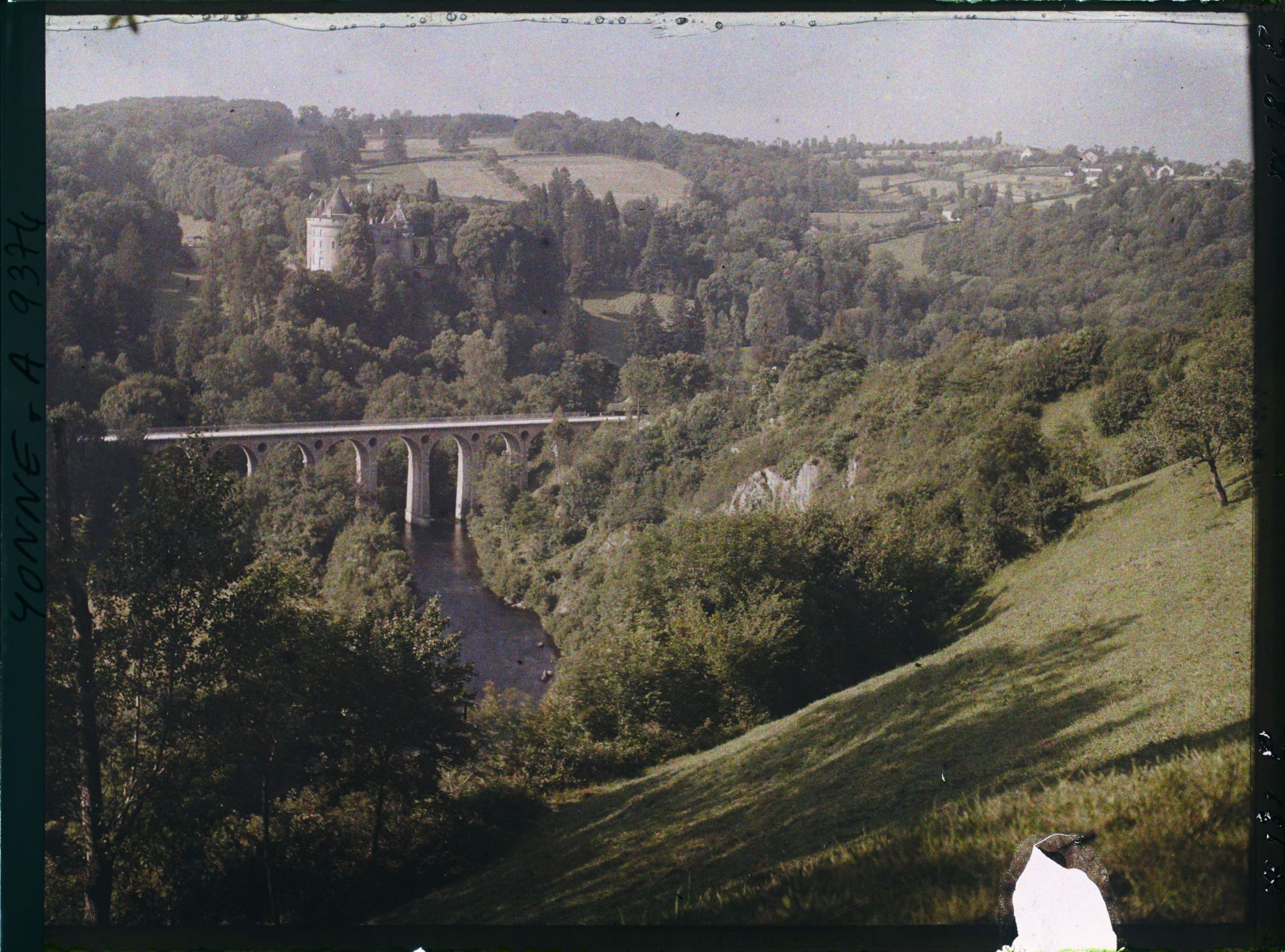 Image représentant Le Château de Chastellux sur les bords de la Cure avec le Viaduc au premier plan