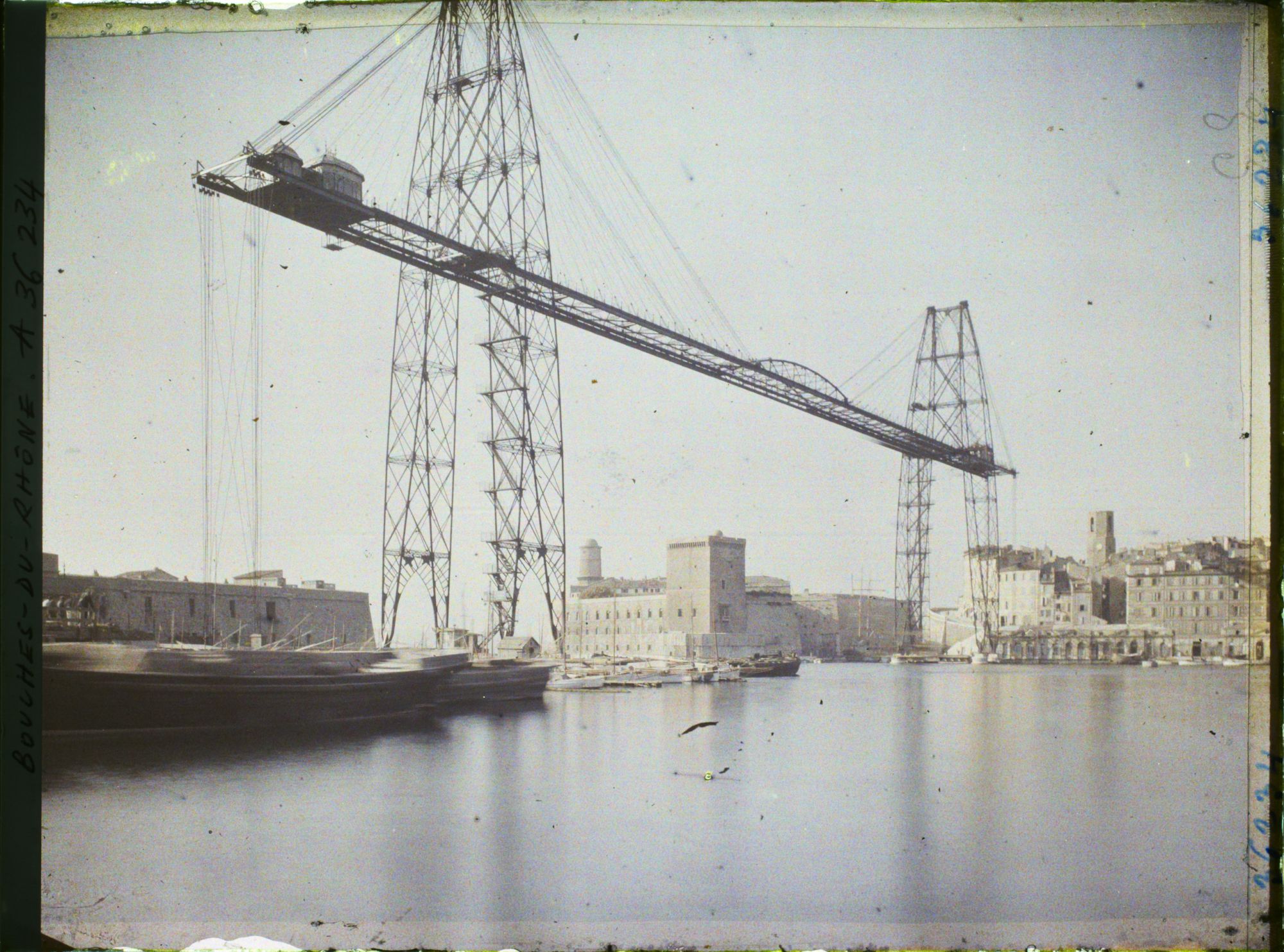 Image représentant Le pont transbordeur, au fond le fort Saint-Jean