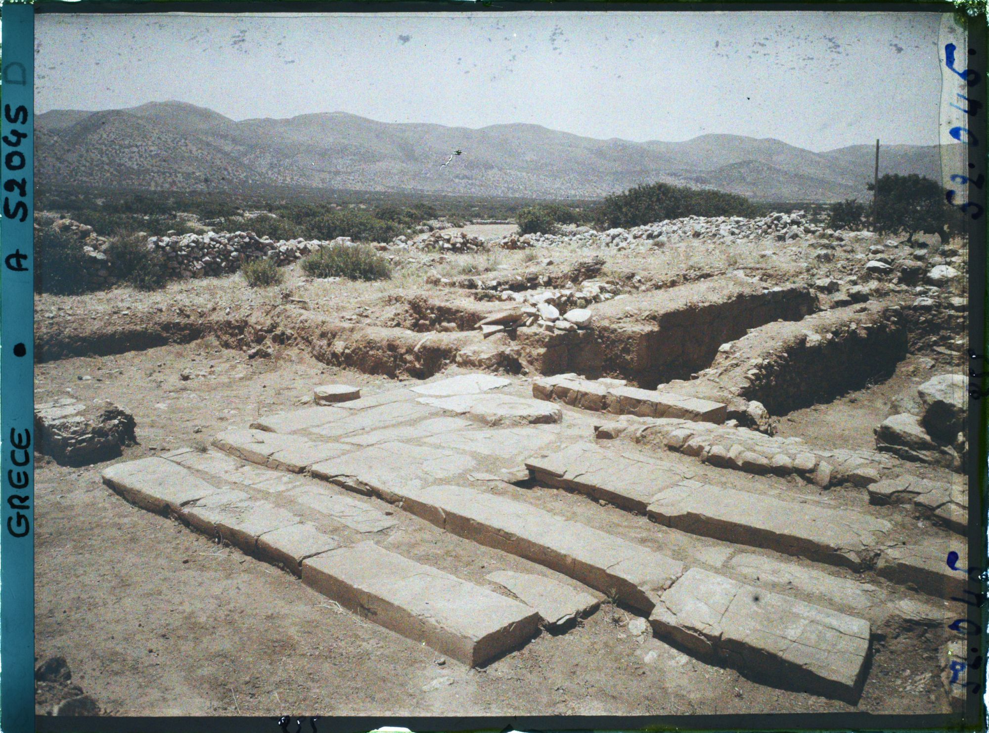 Image représentant Dans l'angle sud-ouest de la cour centrale, l'autel circulaire (ou table à libations)
