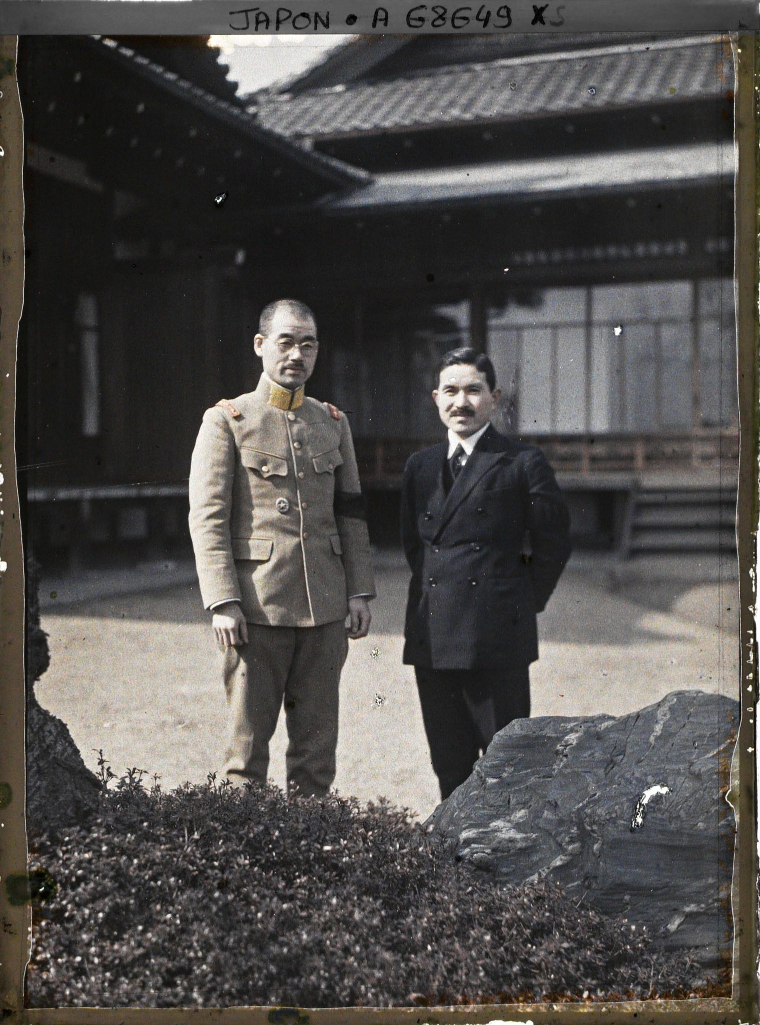 Image représentant Résidence de la famille Kitashirakawa : M. Mitobe (chambellan du défunt prince Kitashirakawa Naruhisa) et le Capitaine Kageda Sadaaki