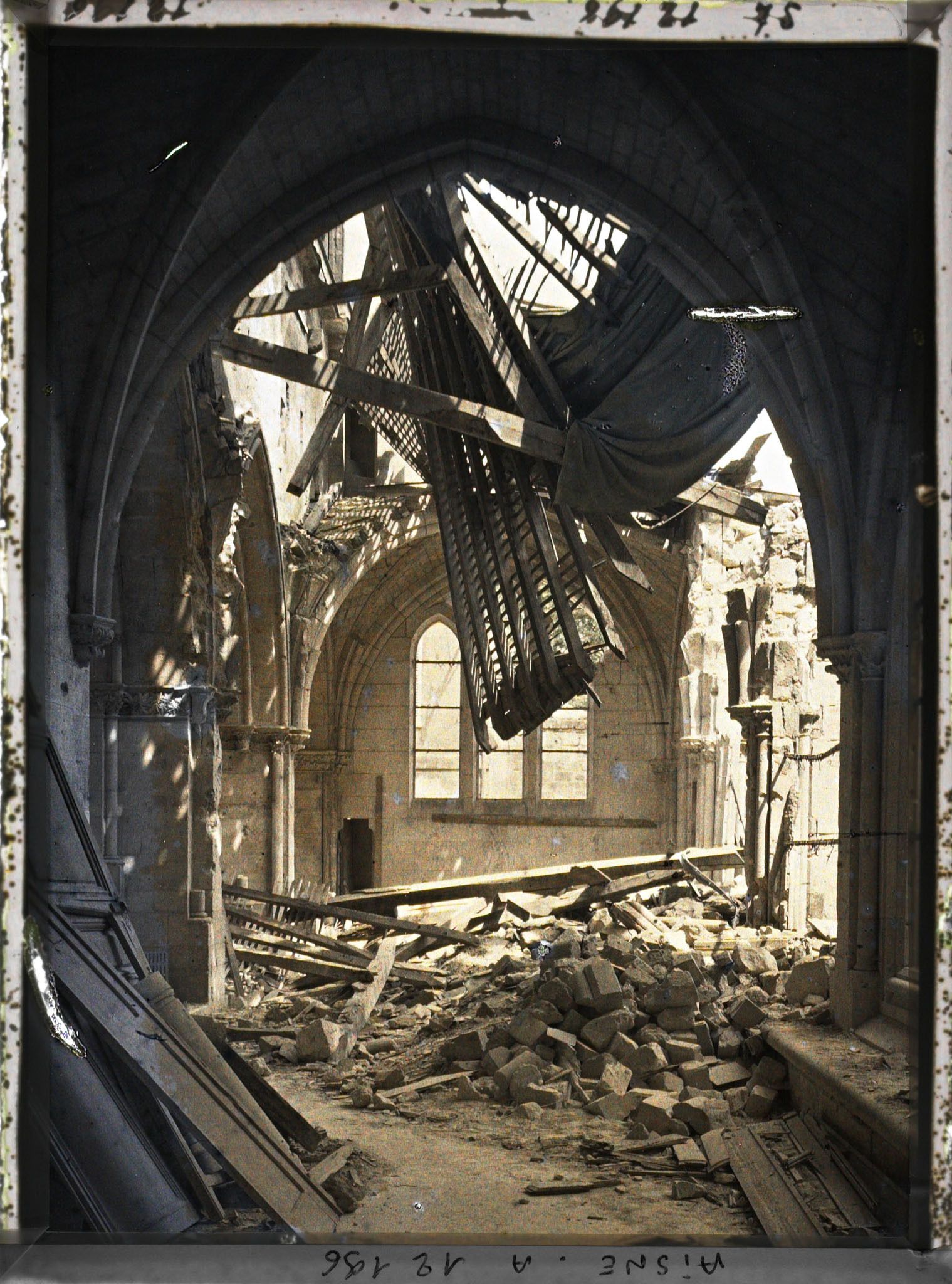 Image représentant Chapelle des œuvres sous les décombres