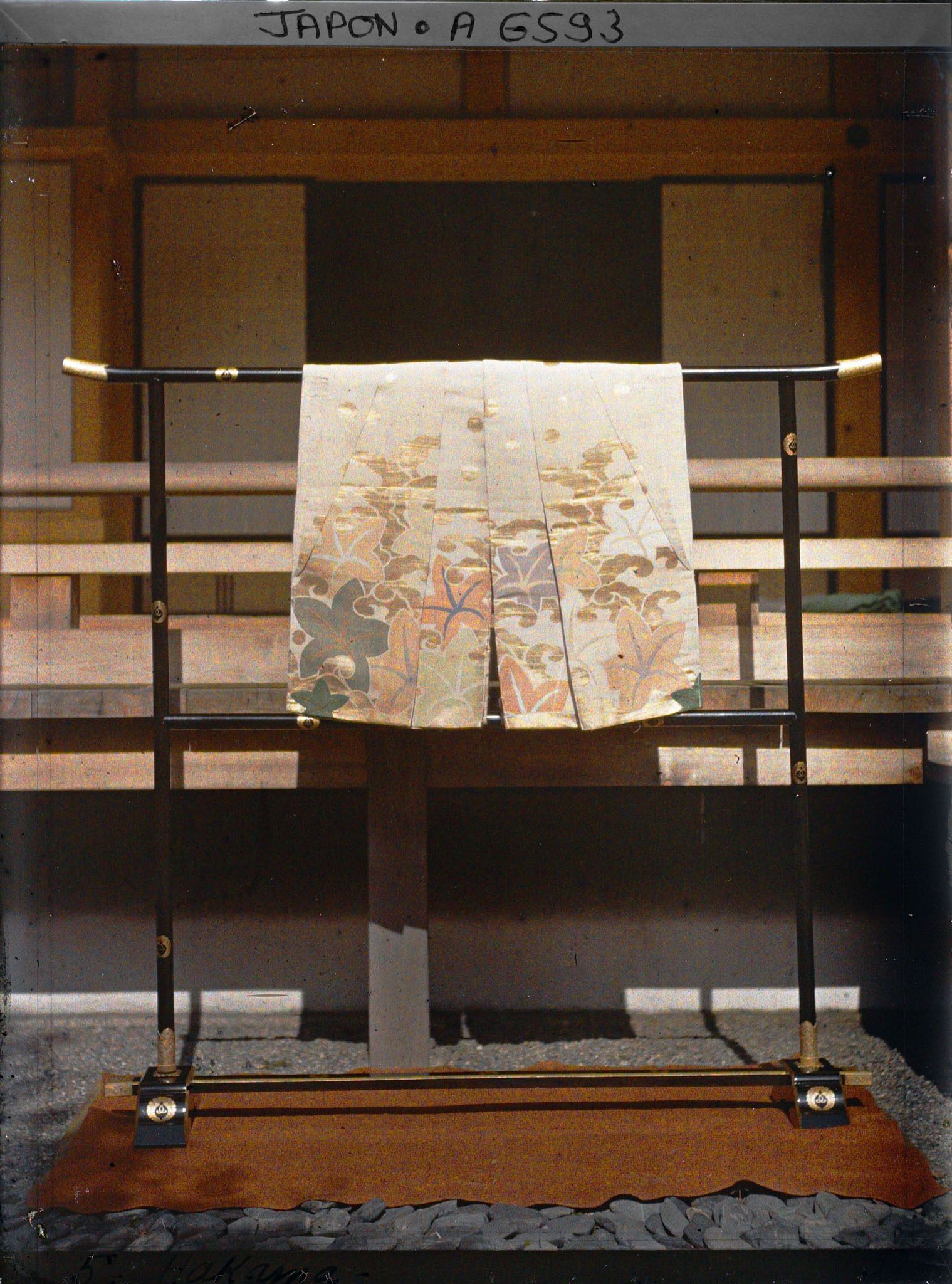 Image représentant Costume de Théâtre Nô : ogushi à motifs de fleurs, présenté sur un iko