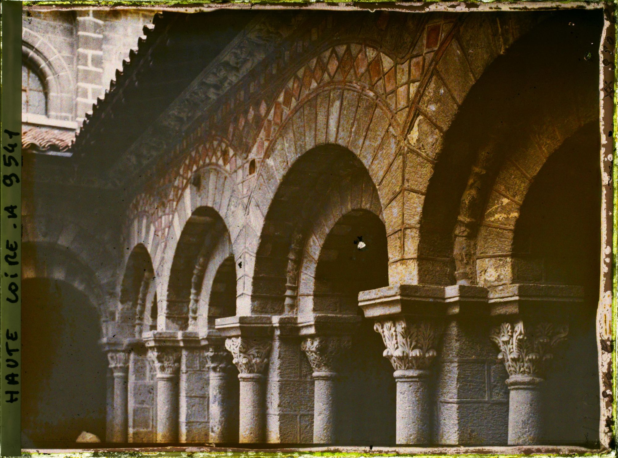 Image représentant Détail de la colonnade du cloître de la cathédrale Notre-Dame-de-l'Annonciation