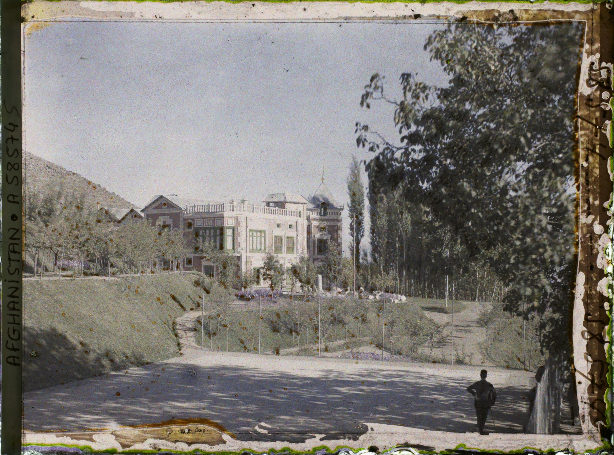 Image représentant dans le Jardin du Palais royal (Bâlâ Bâgh,"jardin d'en haut"), le Palais royal, "haremserai", l'habitation privée du roi Amânullah
