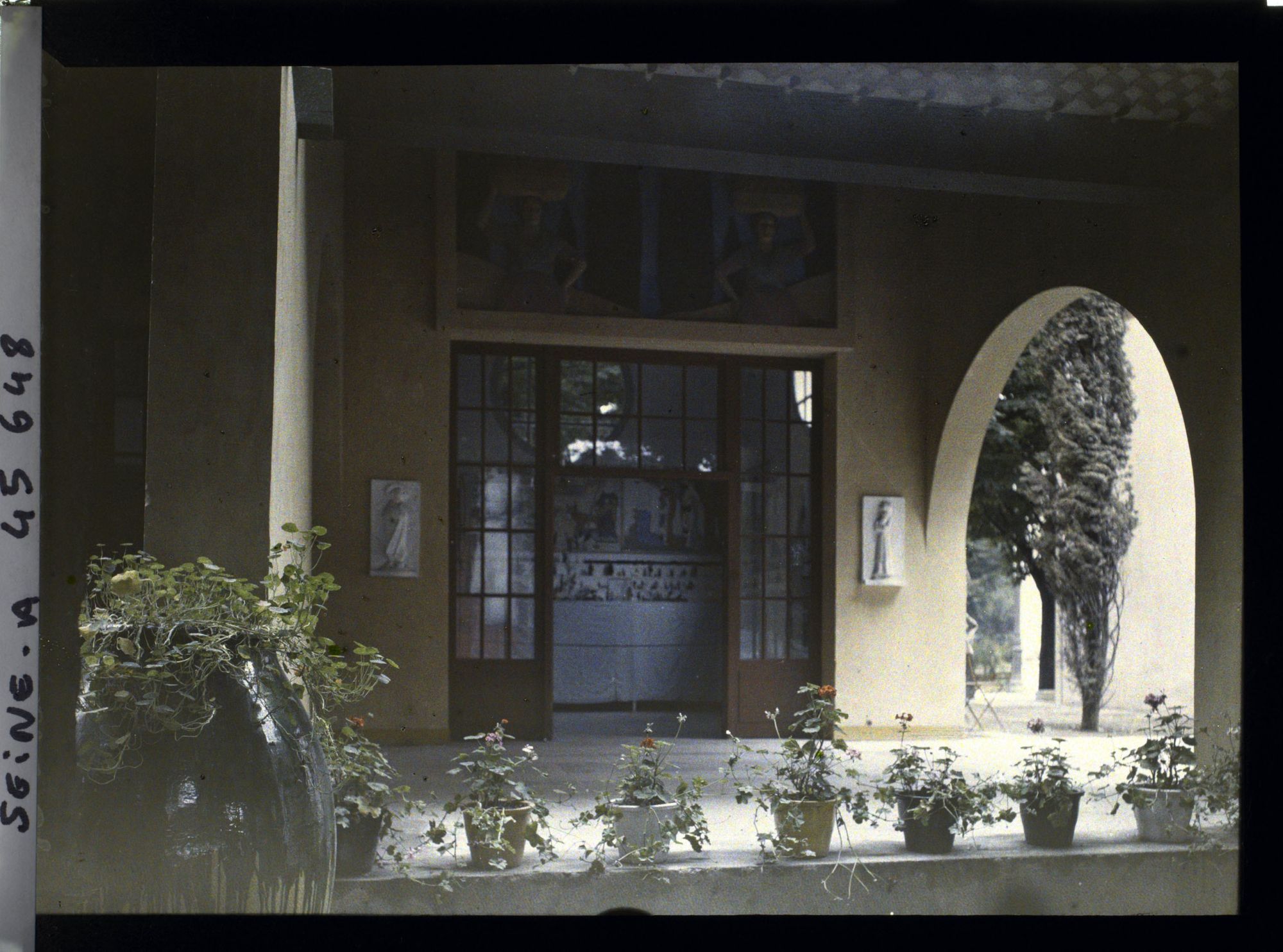 Image représentant L'Exposition des arts décoratifs, Pavillon de la Provence, sur le cours la Reine, Le mas