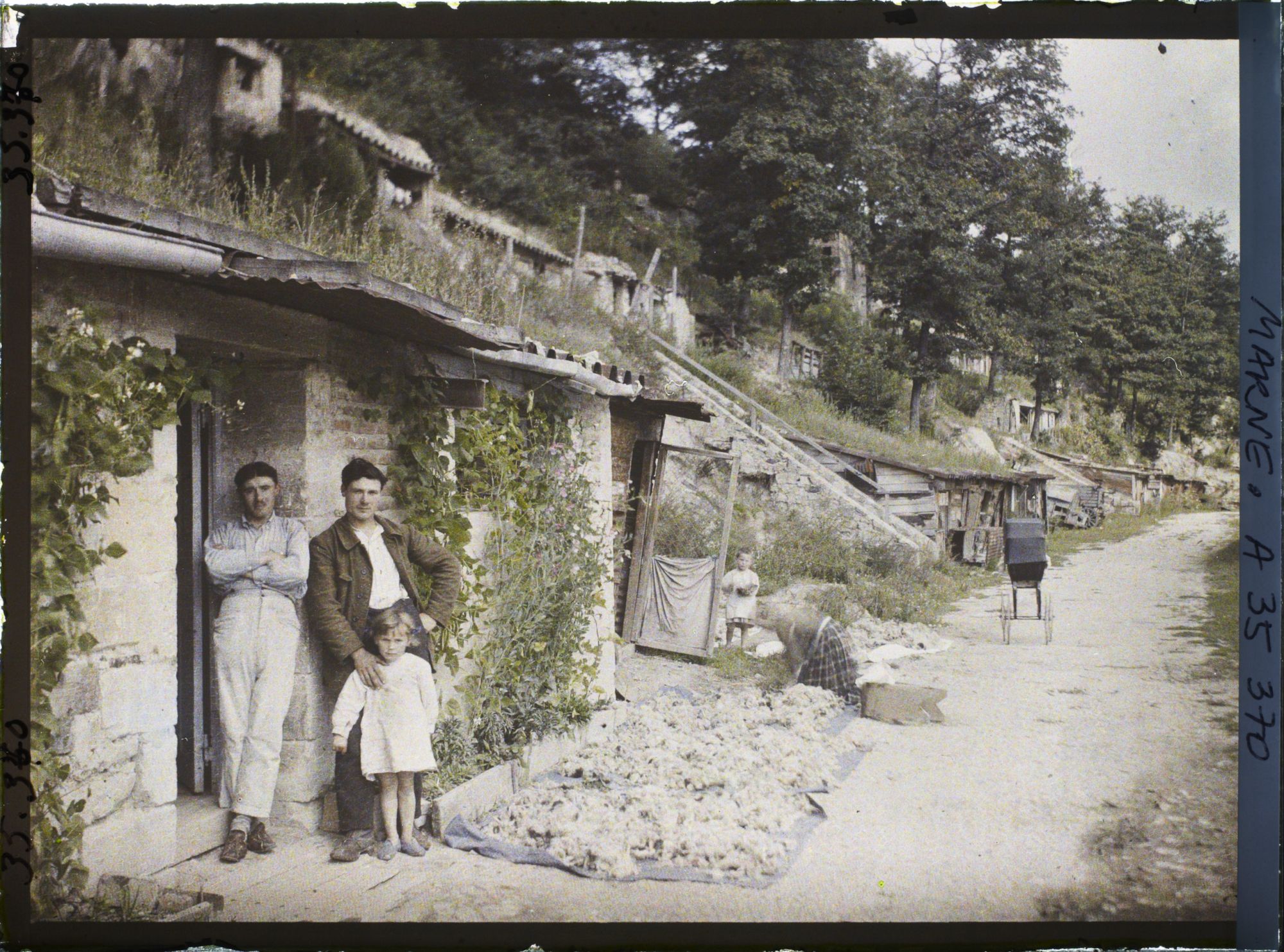 Image représentant France, La Harazée, Abri aménagé en habitation et ses habitants