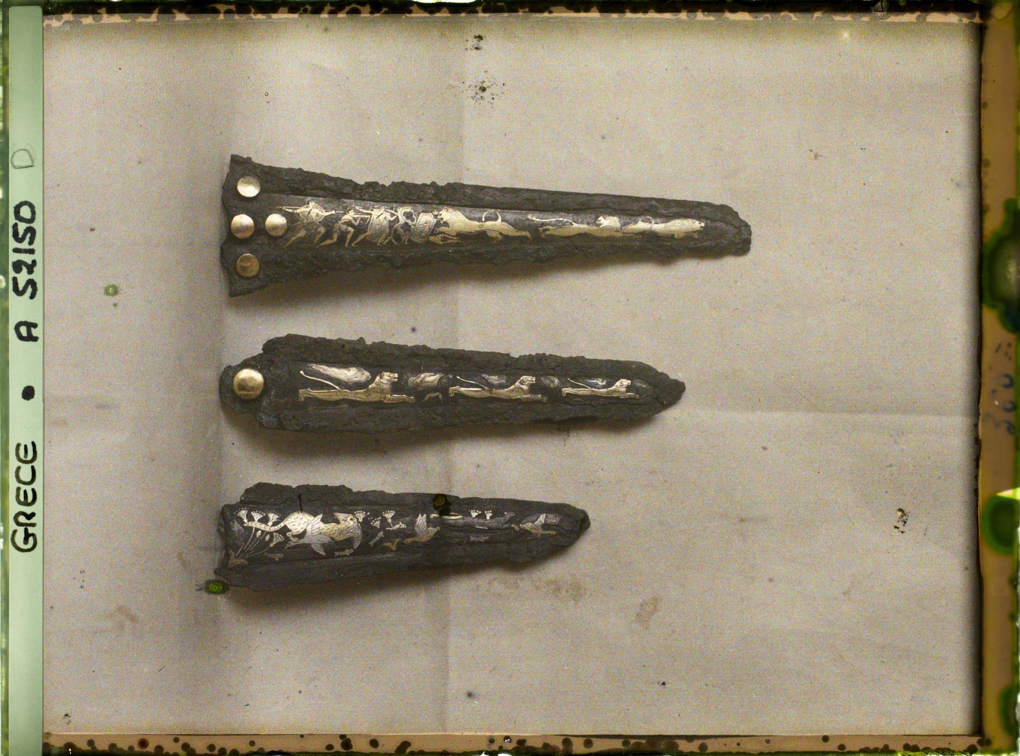 Image représentant Trois lames de poignards (bronze incrusté d'or, d'argent et nielle) provenant de Mycènes (recto)