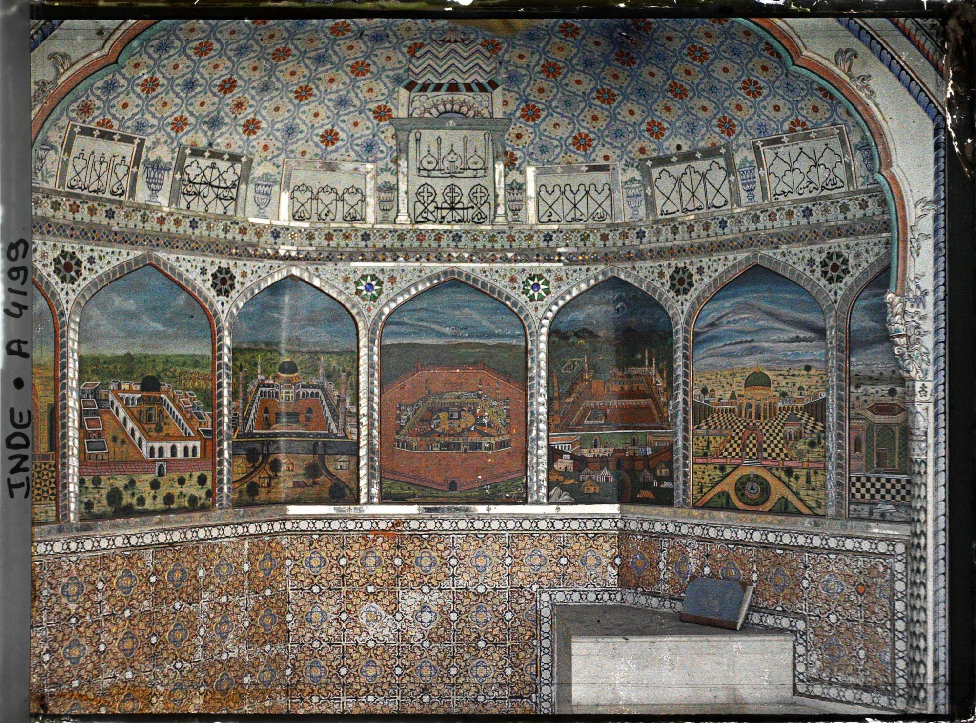 Image représentant Intérieur de mosquée : le décor du mihrab, niche symbolisant la présence du Prophète et indiquant la direction de la Mecque