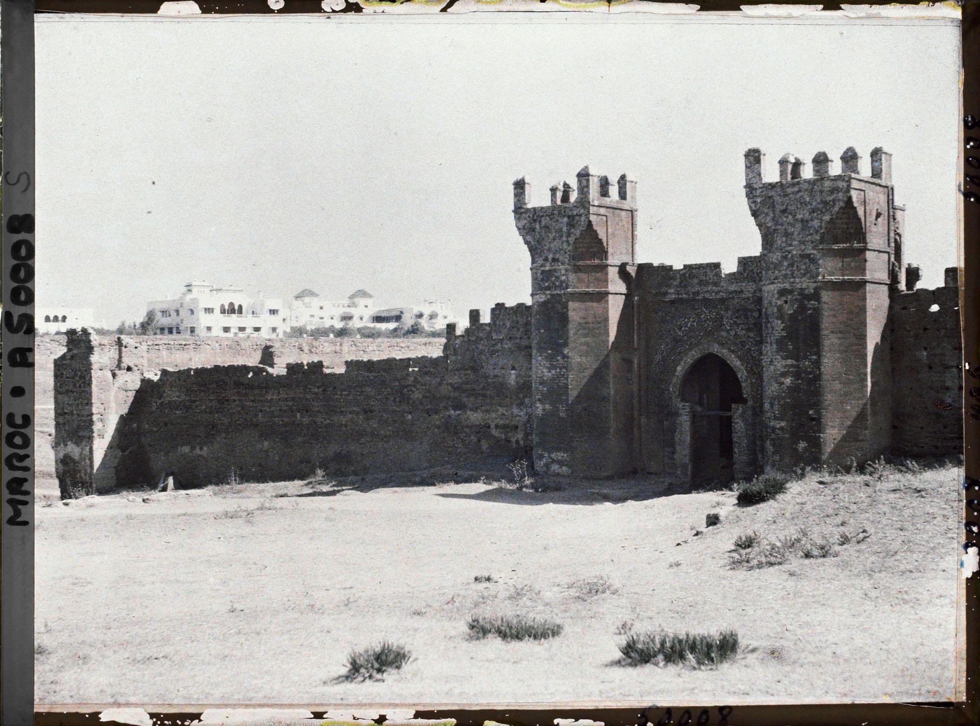 Image représentant La porte de la nécropole de Chella : au loin à gauche, la résidence