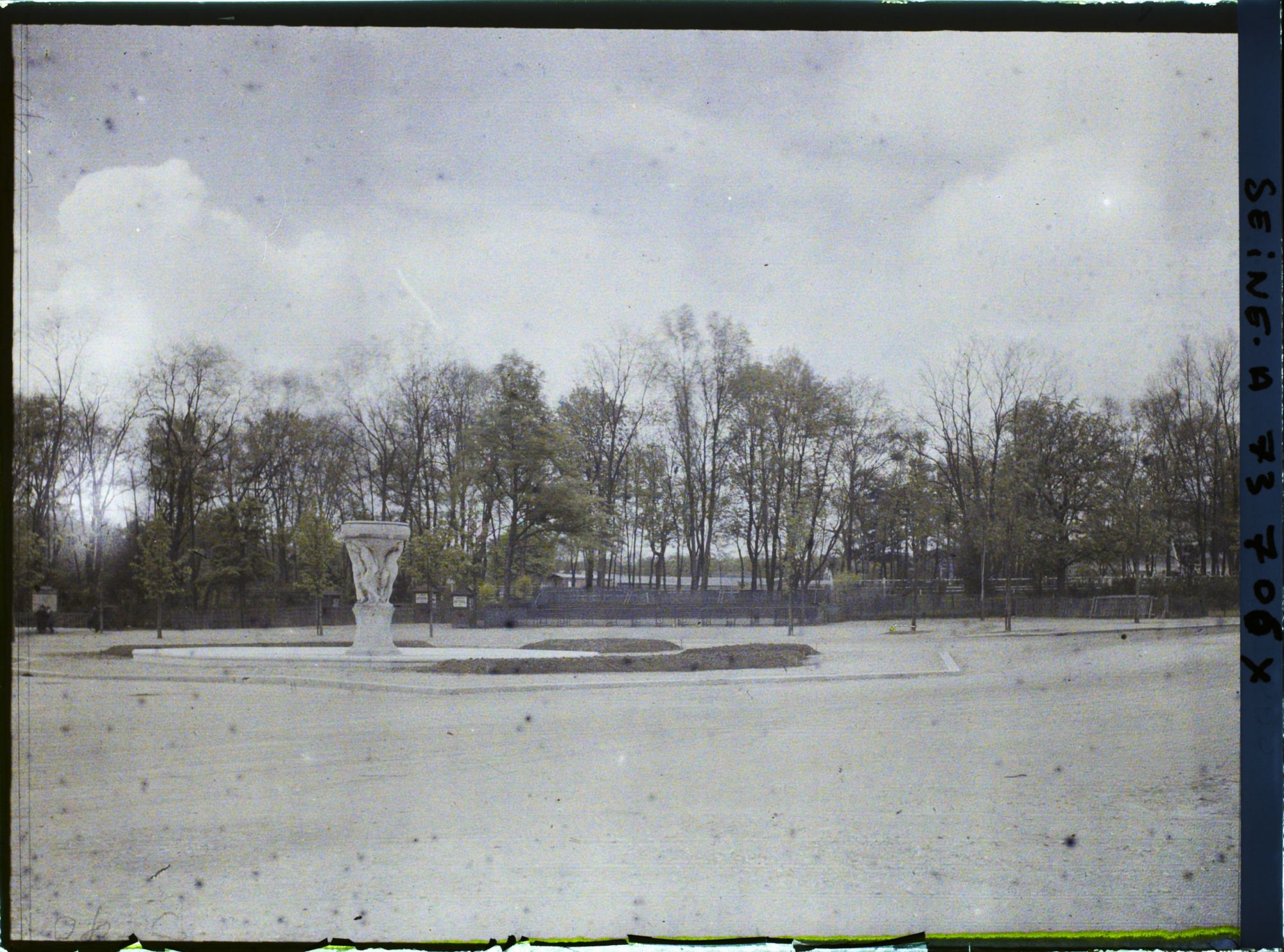 Image représentant La fontaine de L'Amour, l'éveil à la vie de Raoul Lamourdedieu porte d'Auteuil, à l'entrée de l'hippodrome (emplacement des anciennes fortifications)