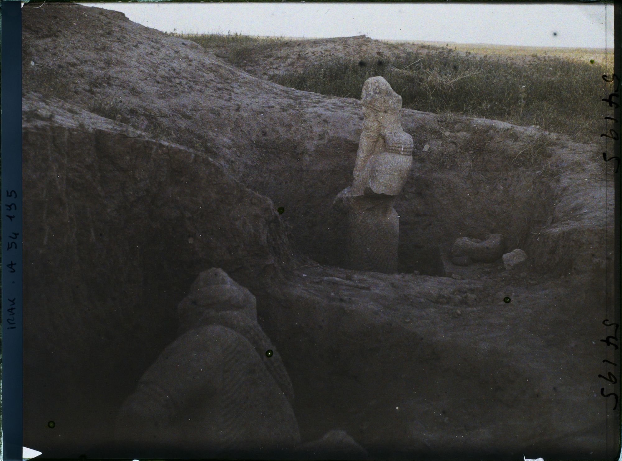 Image représentant Statues du dieu Nabû (ou Nébo) gardant l'entrée du palais d'Assurnasirpal II (?)
