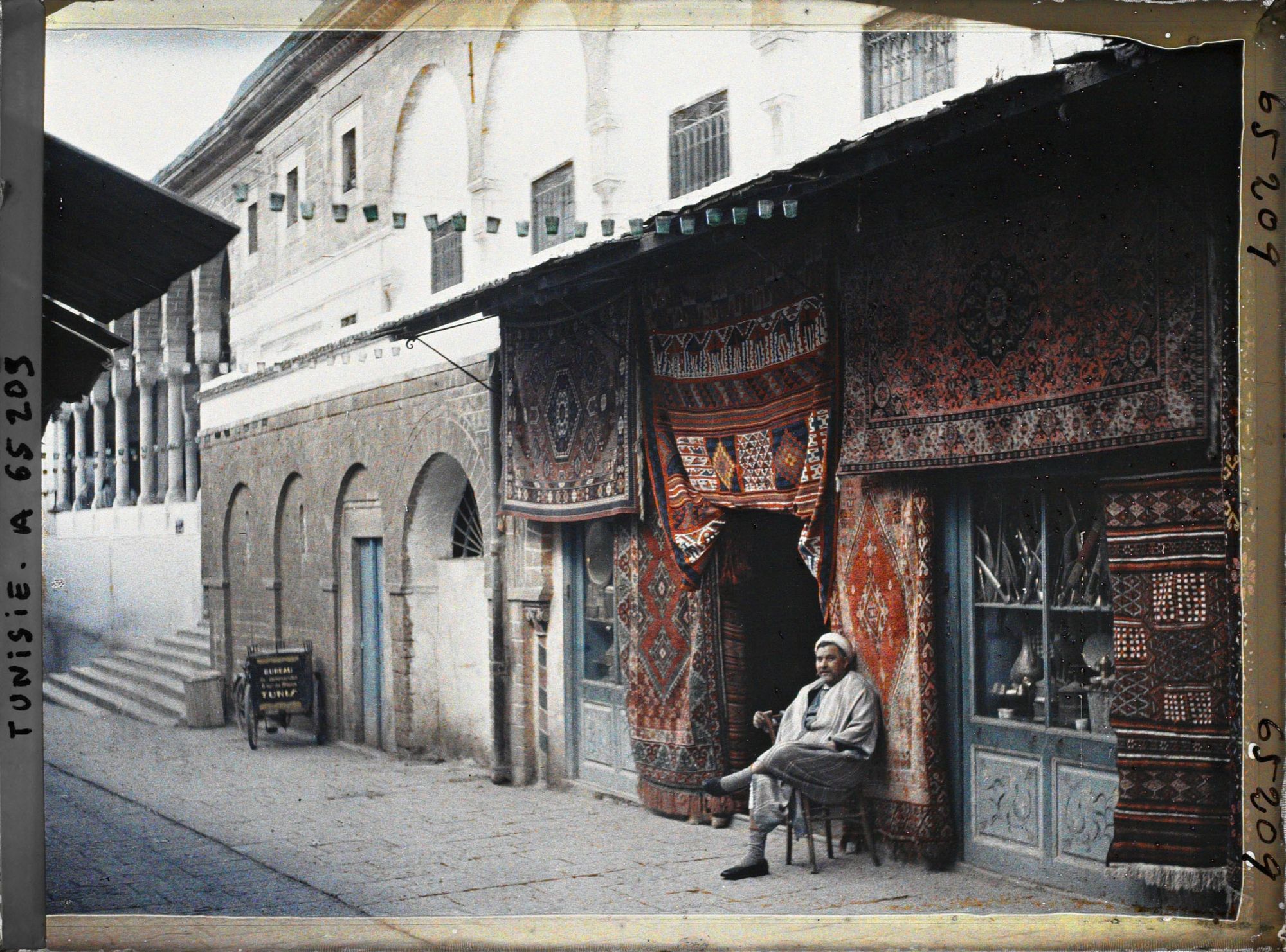 Image représentant Un marchand de tapis, d'armes et d'antiquités dans le souk Djamaa-ez-Zitouna dans la médina