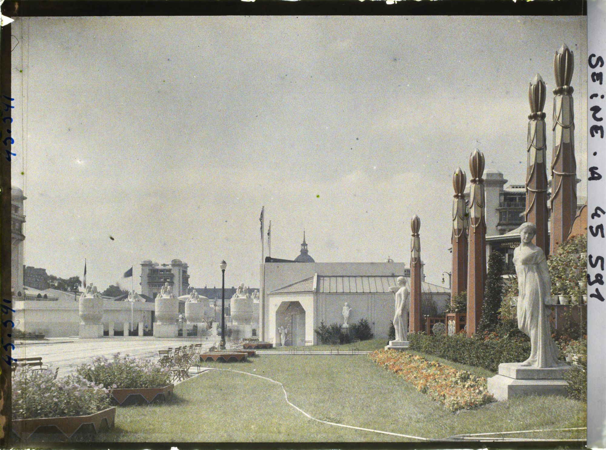 Image représentant L'Exposition des arts décoratifs, Jardin de Jacques Lambert, sur la terrasse de la gare