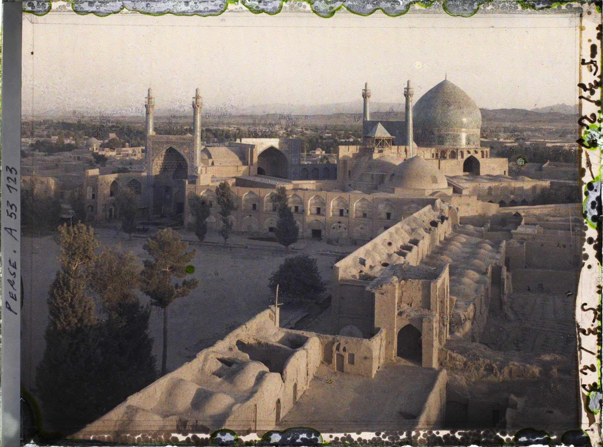 Image représentant La Masjid-i-Chah (mosquée du Chah), côté sud de la Meydan-i-Chah, au crépuscule "17h 46"