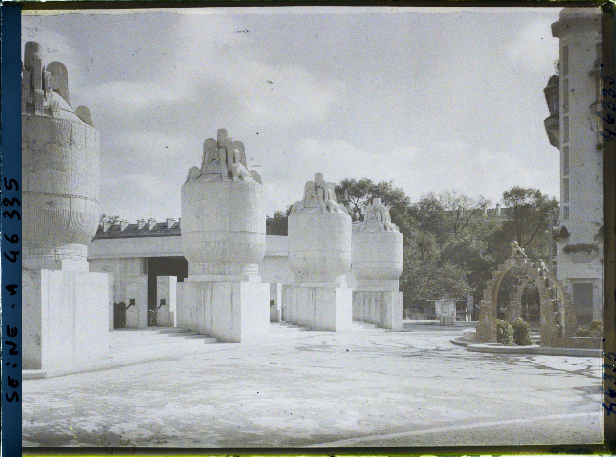 Image représentant L'exposition des arts décoratifs, grandes urnes devant le pavillon de la Manufacture de Sèvres