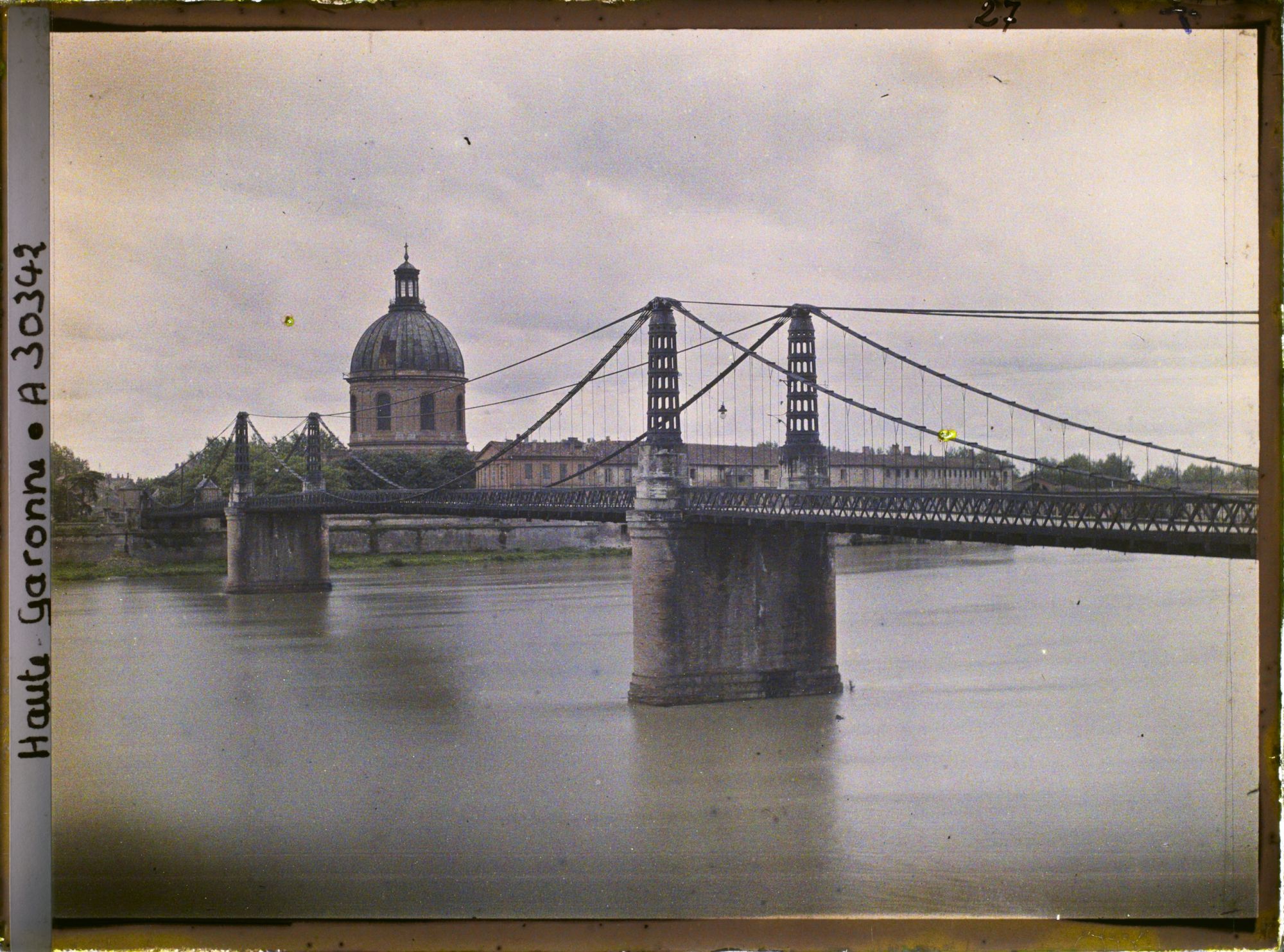 Image représentant Le pont Saint-Pierre, et l'hôpital La Grave en arrière plan