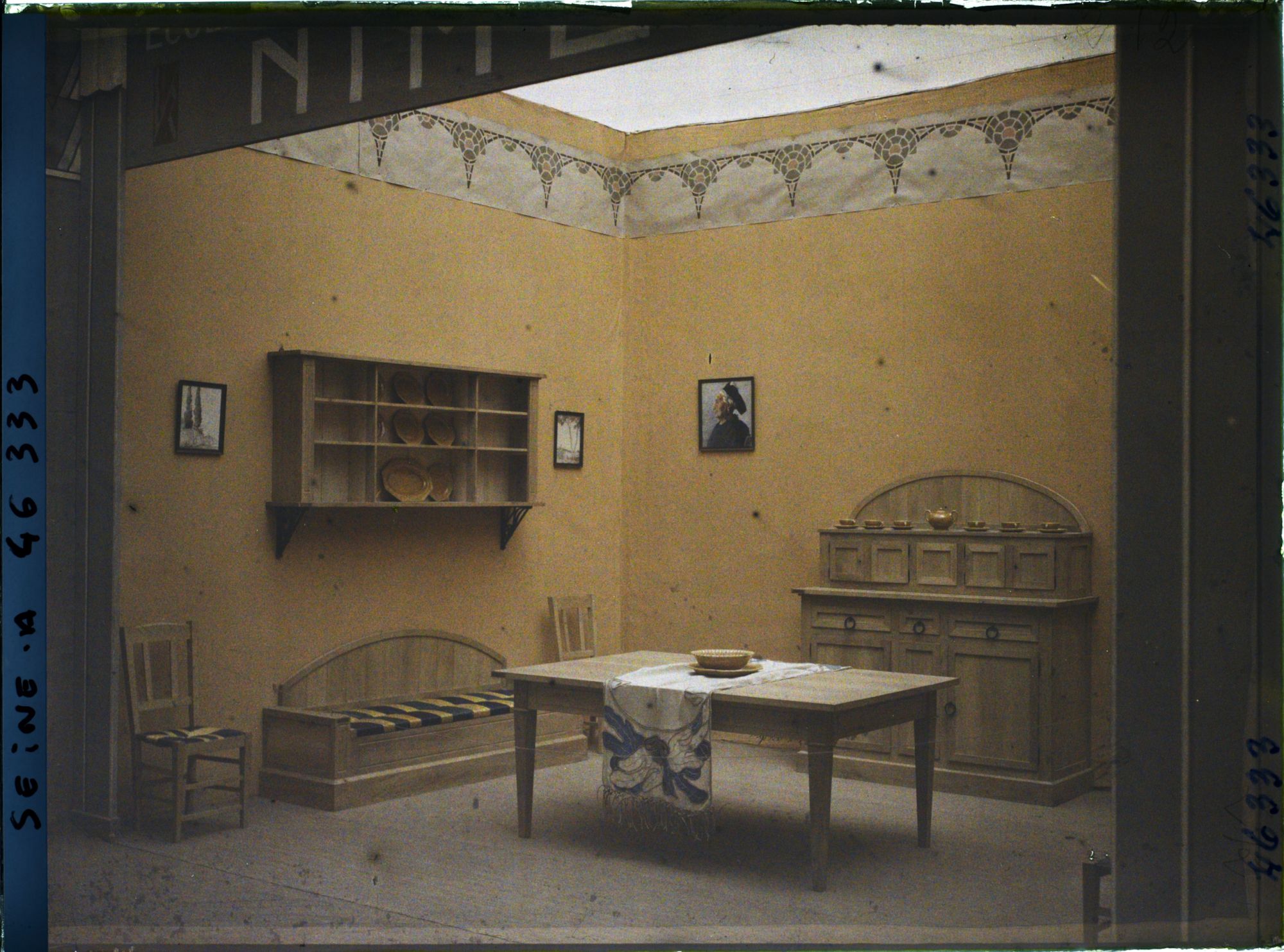 Image représentant L'exposition des arts décoratifs, école municipale de Nîmes, intérieur ouvrier ?