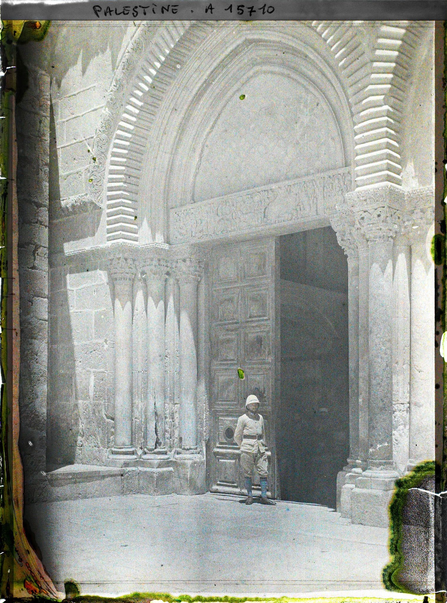 Image représentant Soldat colonial devant l'entrée sud du parvis de l'église du Saint Sépulcre