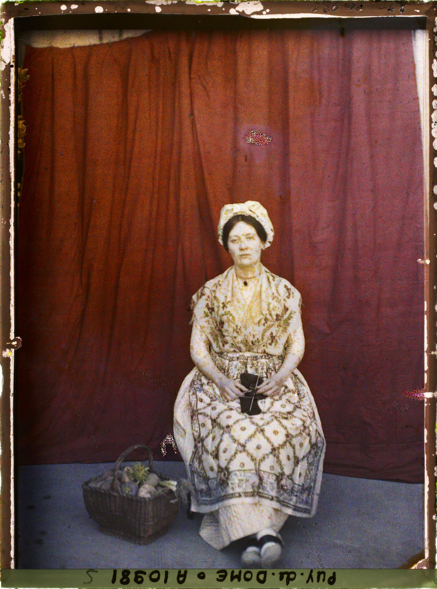 Image représentant France, Près d'Issoire, Costume auvergnat de 1750, région d'Issoire, Mme Chardon (assise)