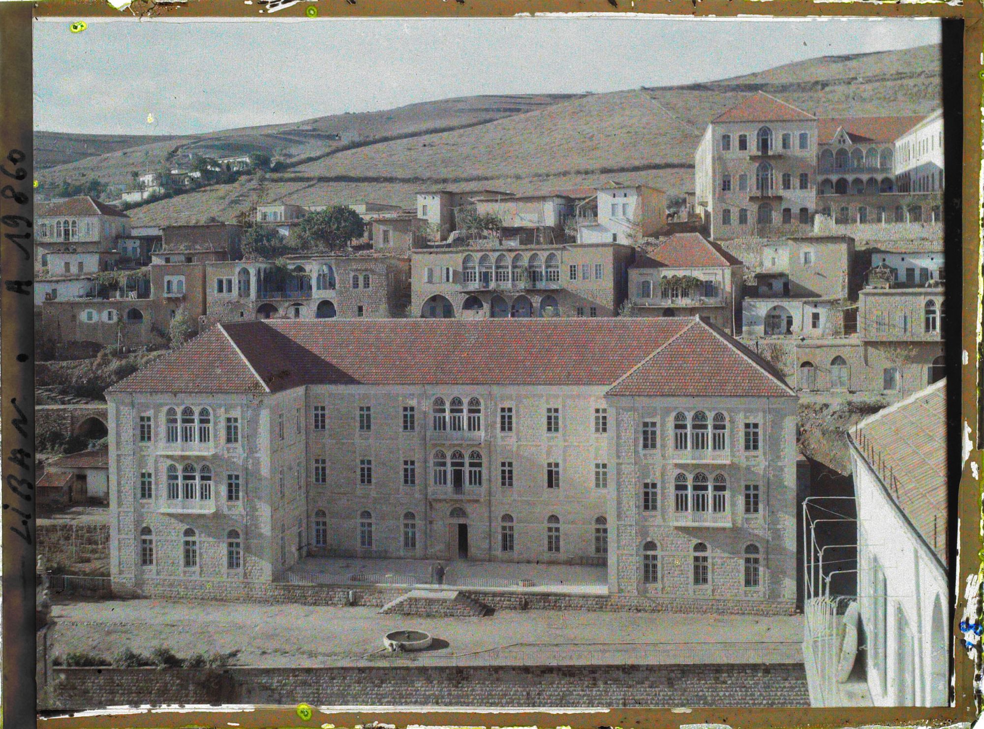 Image représentant Immeuble moderne abritant un hôtel avant d'être transformé en caserne