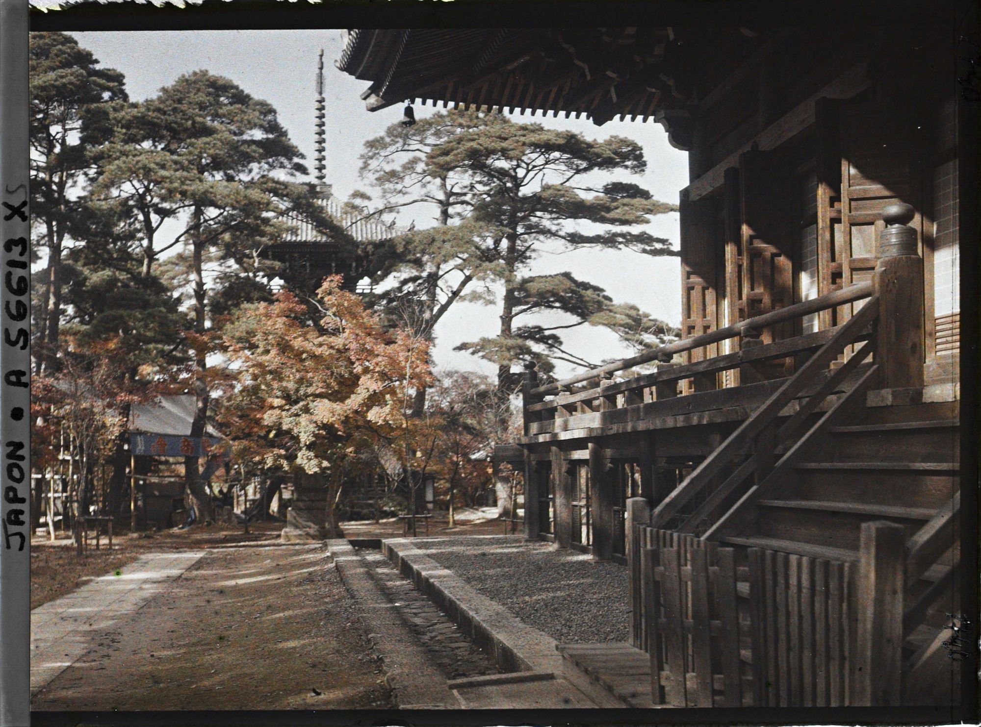 Image représentant La pagode et le hondô du temple Shinnyo-dô (côté sud)