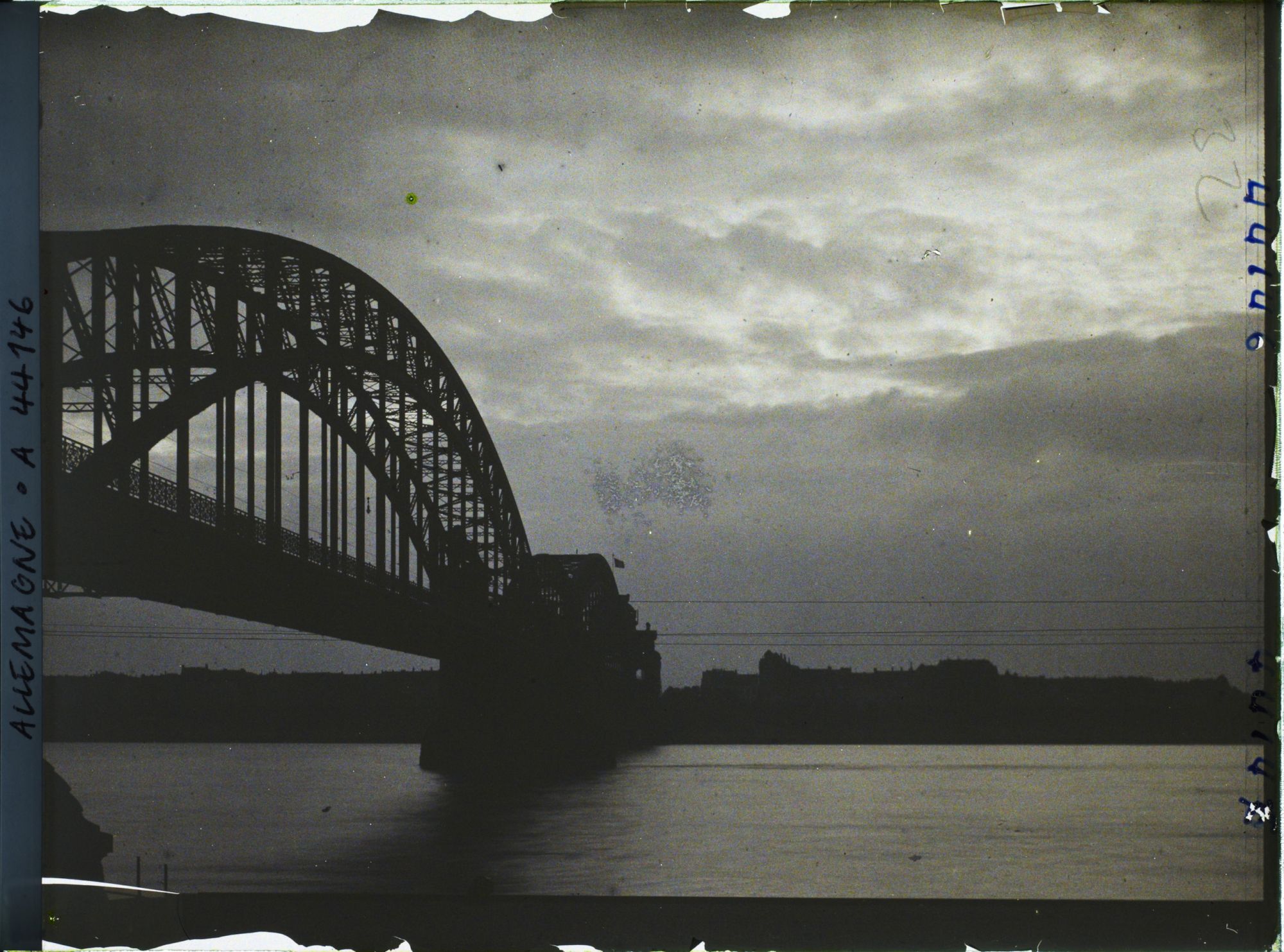 Image représentant Allemagne, Düsseldorf, Effet de lumière s/ le Rhin