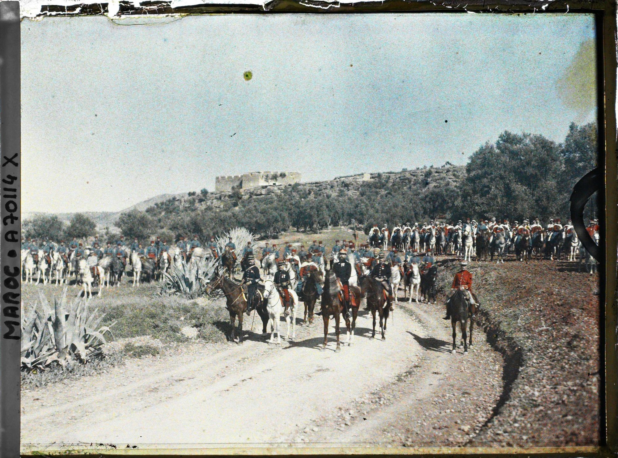 Image représentant Le général Gouraud entouré de son état-major et d'une escorte de deux escadrons de cavalerie