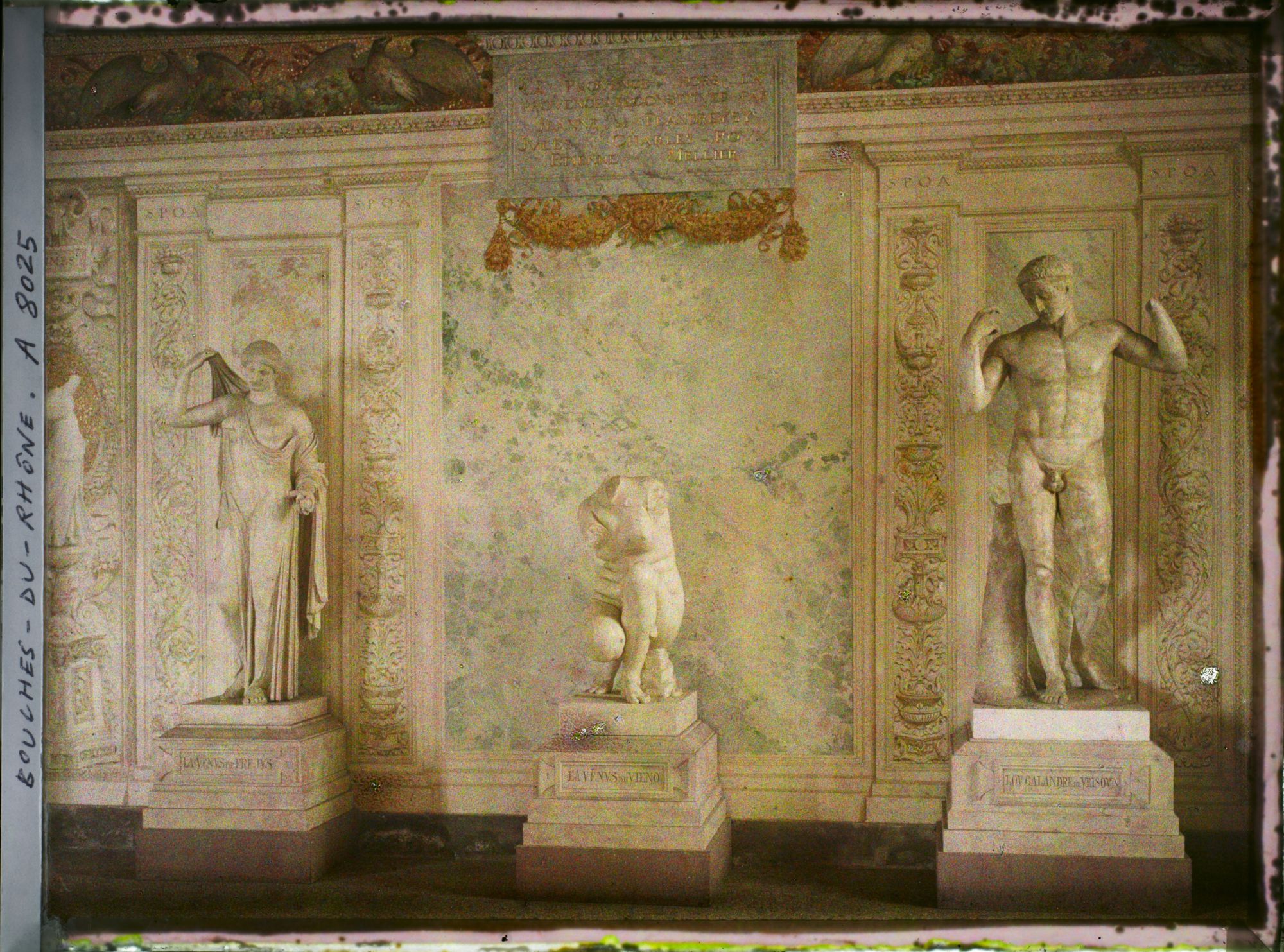 Image représentant Statues antiques dans la salle du Barôme du Museon Arlaten installé dans le palais du Félibrige, ancien hôtel de Laval-Castellane