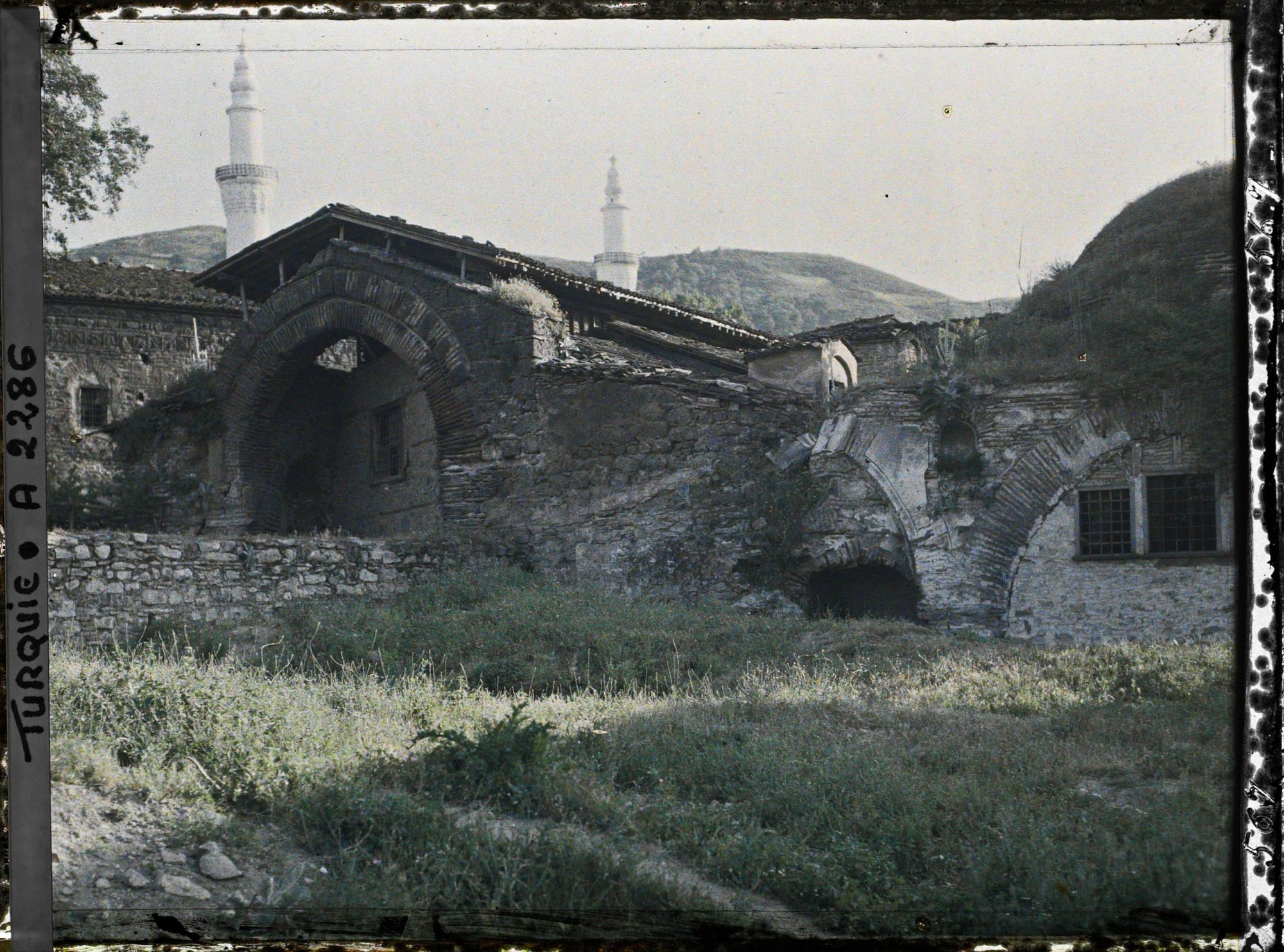 Image représentant L'ancien bazar devant les minarets de l'Ulu Camii (la grande Mosquée)